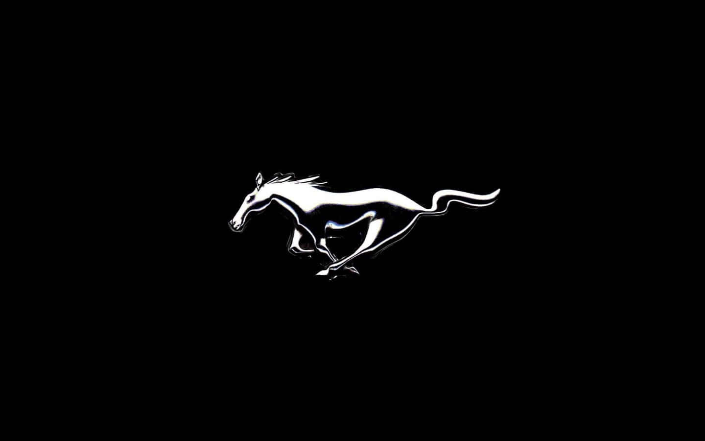Ford Logo 桌布 壁紙 — 純黑色背景上，一匹奔騰駿馬的流暢白色剪影，鬃毛與尾巴隨風飄揚。
