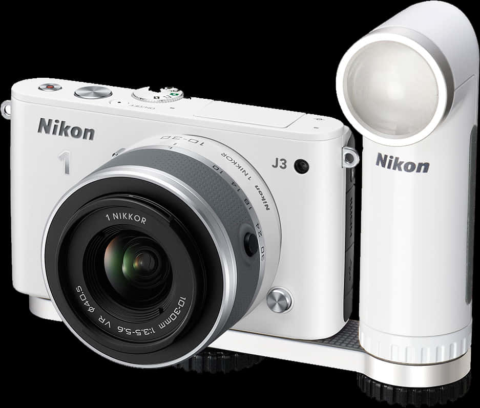 Product 桌布 壁紙 — 純黑色背景上，一部時尚的白色Nikon J3無反相機，配有外置閃光燈。