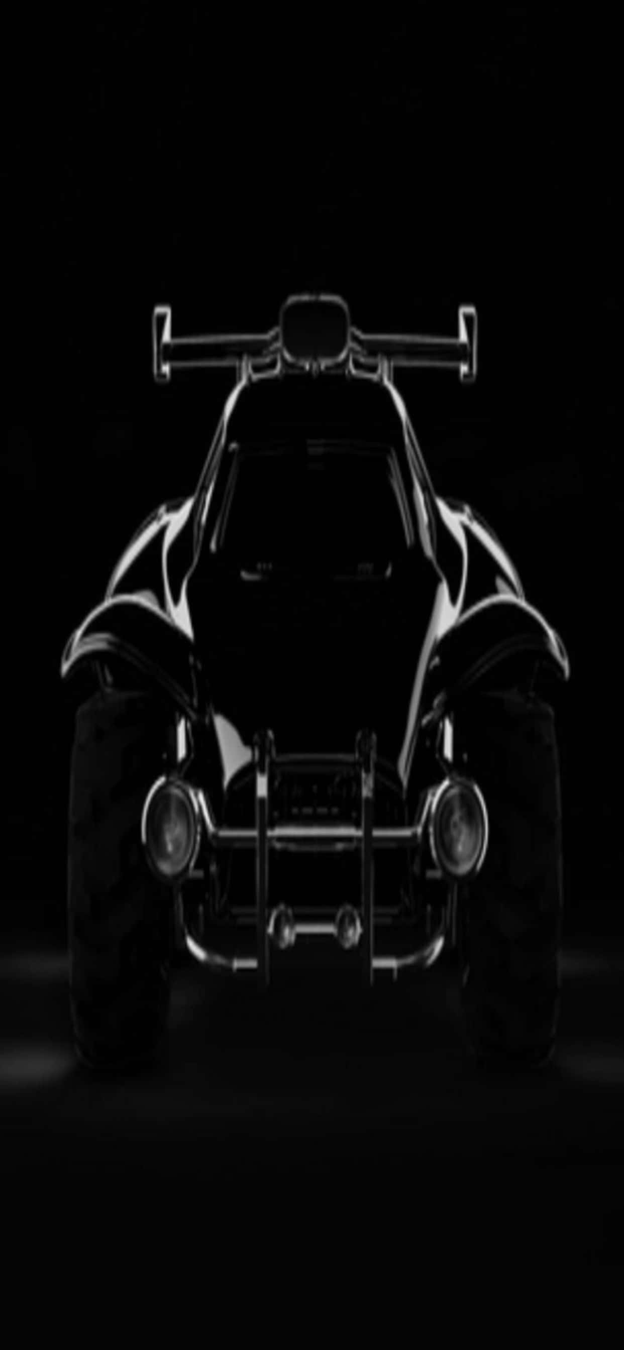 iPhone Xs Max Rocket League 桌布 壁紙 — 純黑色背景上，流線型未來感四輪電單車剪影閃爍著金屬光澤。