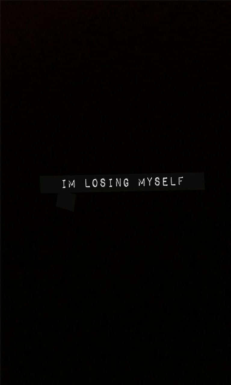 Black 桌布 壁紙 — 純黑色背景上，深灰色橫幅以白色像素字體顯示「IM LOSING MYSELF」字句。