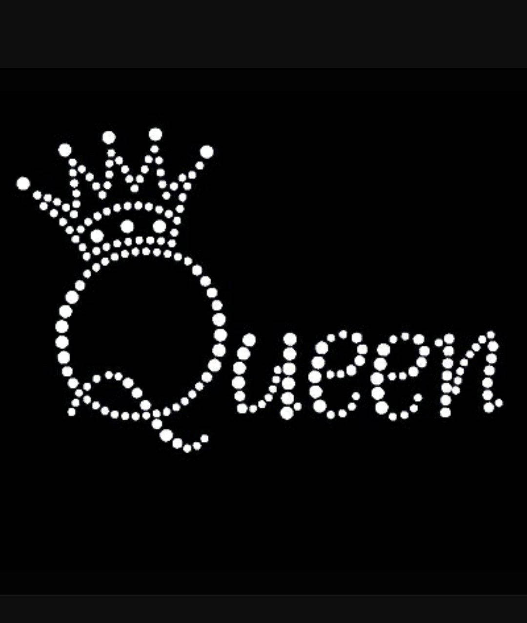 Typography 桌布 壁紙 — 純黑色背景上，由閃亮白色水鑽組成的「Queen」字樣和皇冠。