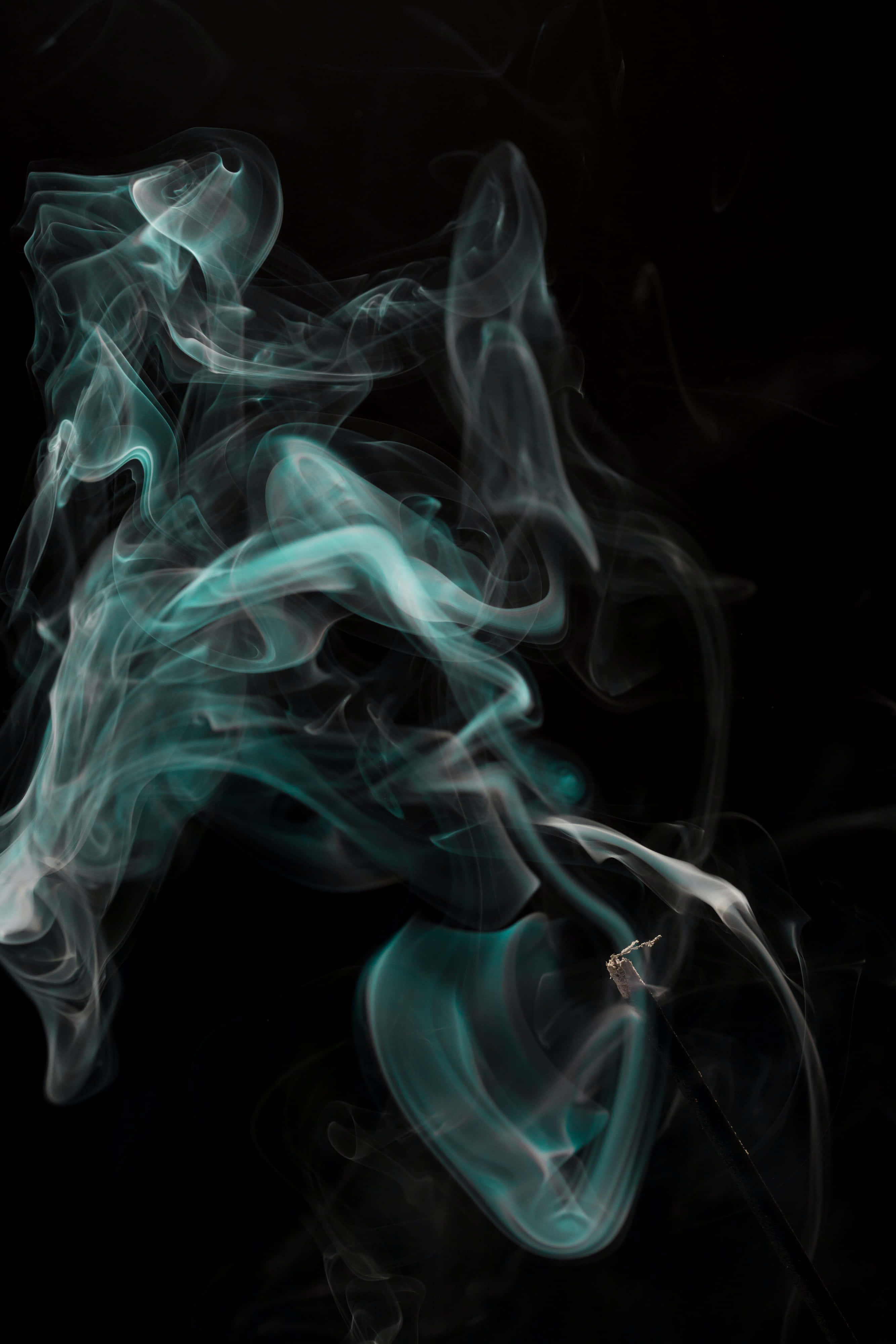 Smokey 桌布 壁紙 — 純黑色背景上，青綠色和白色的煙霧如夢似幻地旋轉，底部有一根燃燒的香。