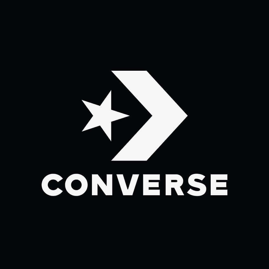 Converse Logo 桌布 壁紙 — 純黑色背景上帶有星星和箭頭的醒目白色Converse標誌。