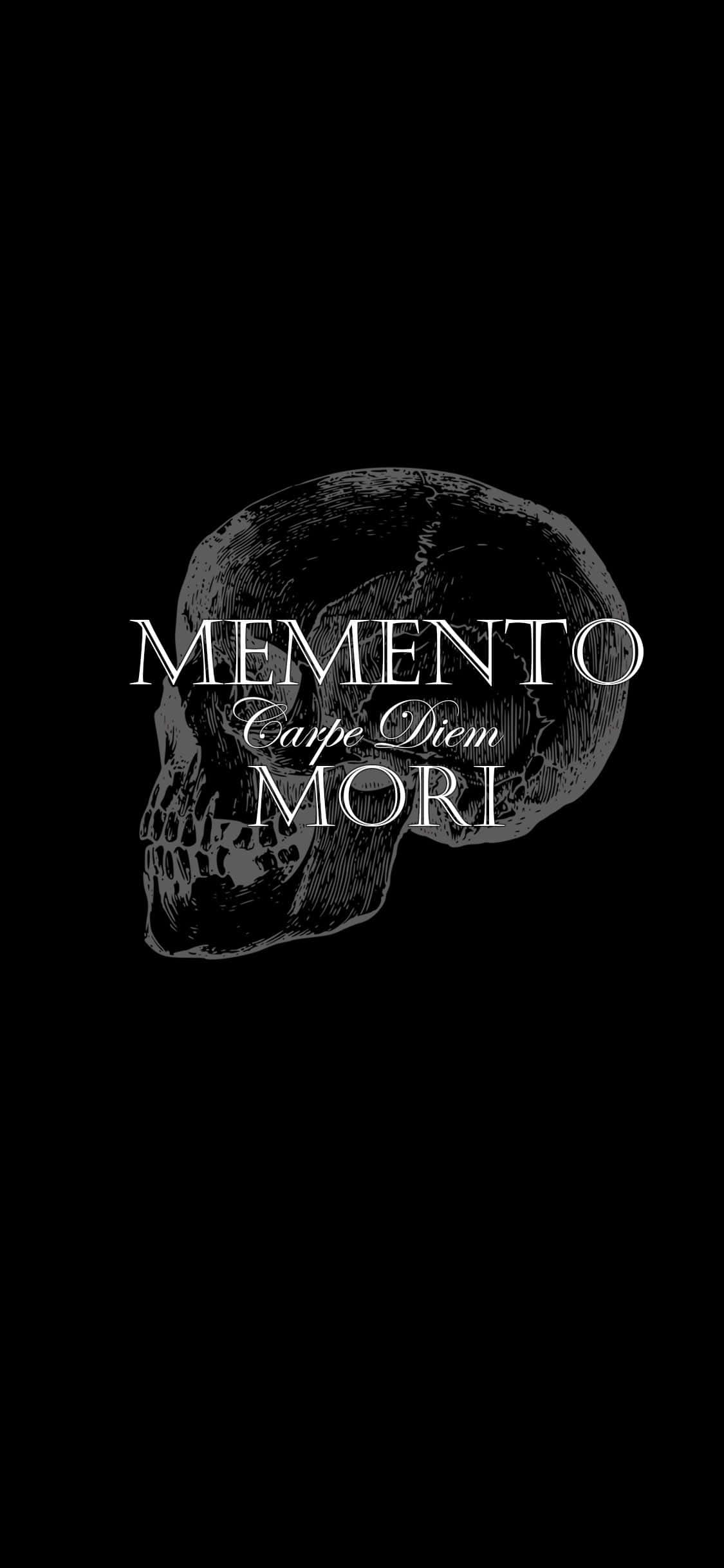 Memento Mori 桌布 壁紙 — 純黑色背景上有一個細節豐富的白色骷髏頭，並以優雅字體疊加拉丁語短語「MEMENTO CARPE DIEM MORI」。
