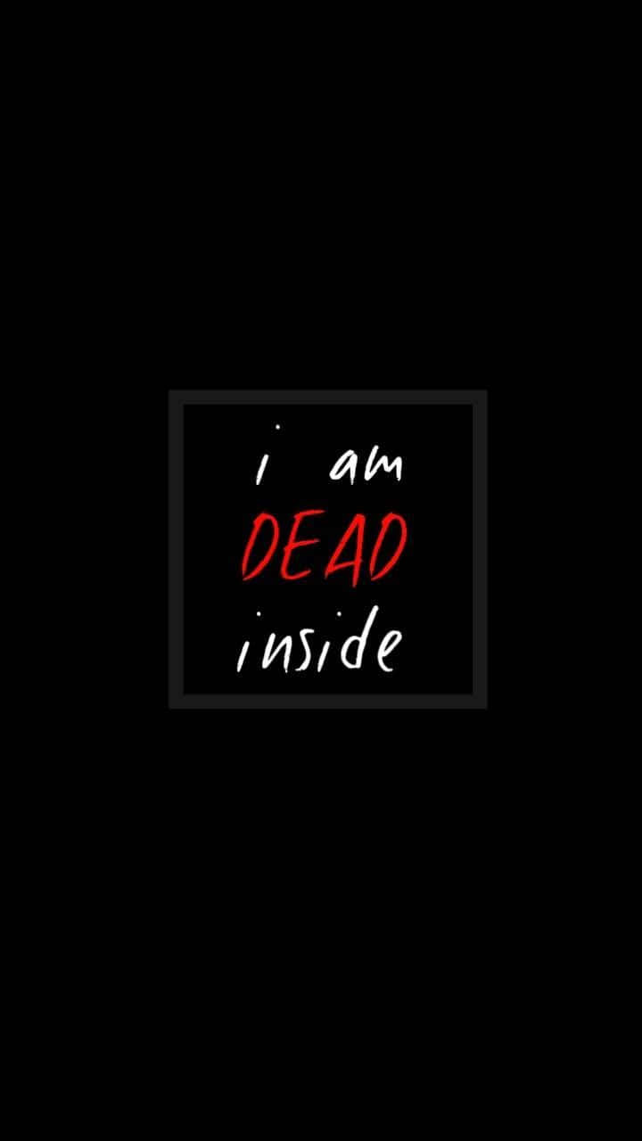 Dead Inside 桌布 壁紙 — 純黑色背景上有一個置中帶框的文字，寫著「i am DEAD inside」，其中「DEAD」是粗體紅色，其餘是白色。