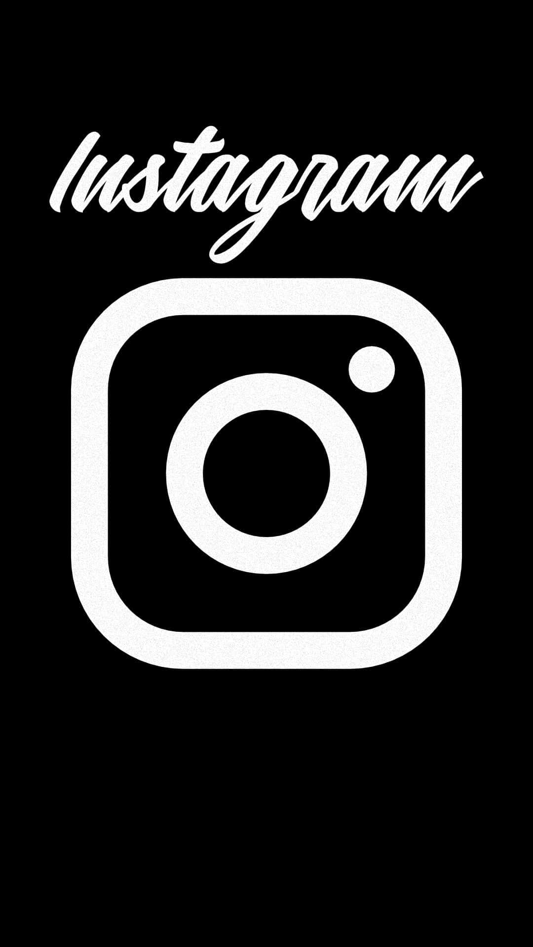 Instagram 桌布 壁紙 — 純黑色背景上的白色Instagram標誌和腳本文字。