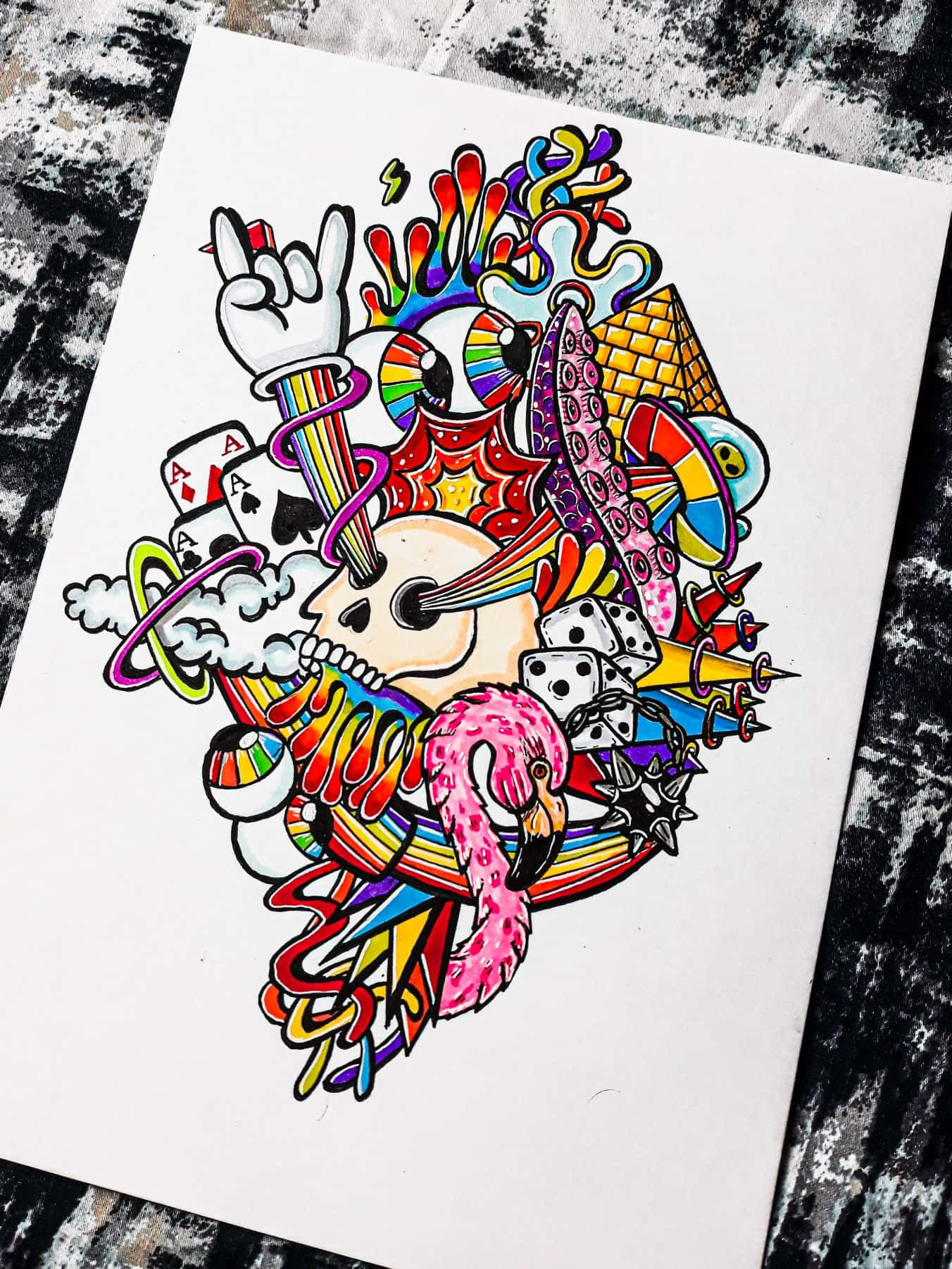 塗鴉動圖 桌布 壁紙 — 紙上充滿活力且混亂的插圖，特色是一個骷髏頭在彈吉他，周圍環繞著火烈鳥、彩虹、撲克牌和骰子。