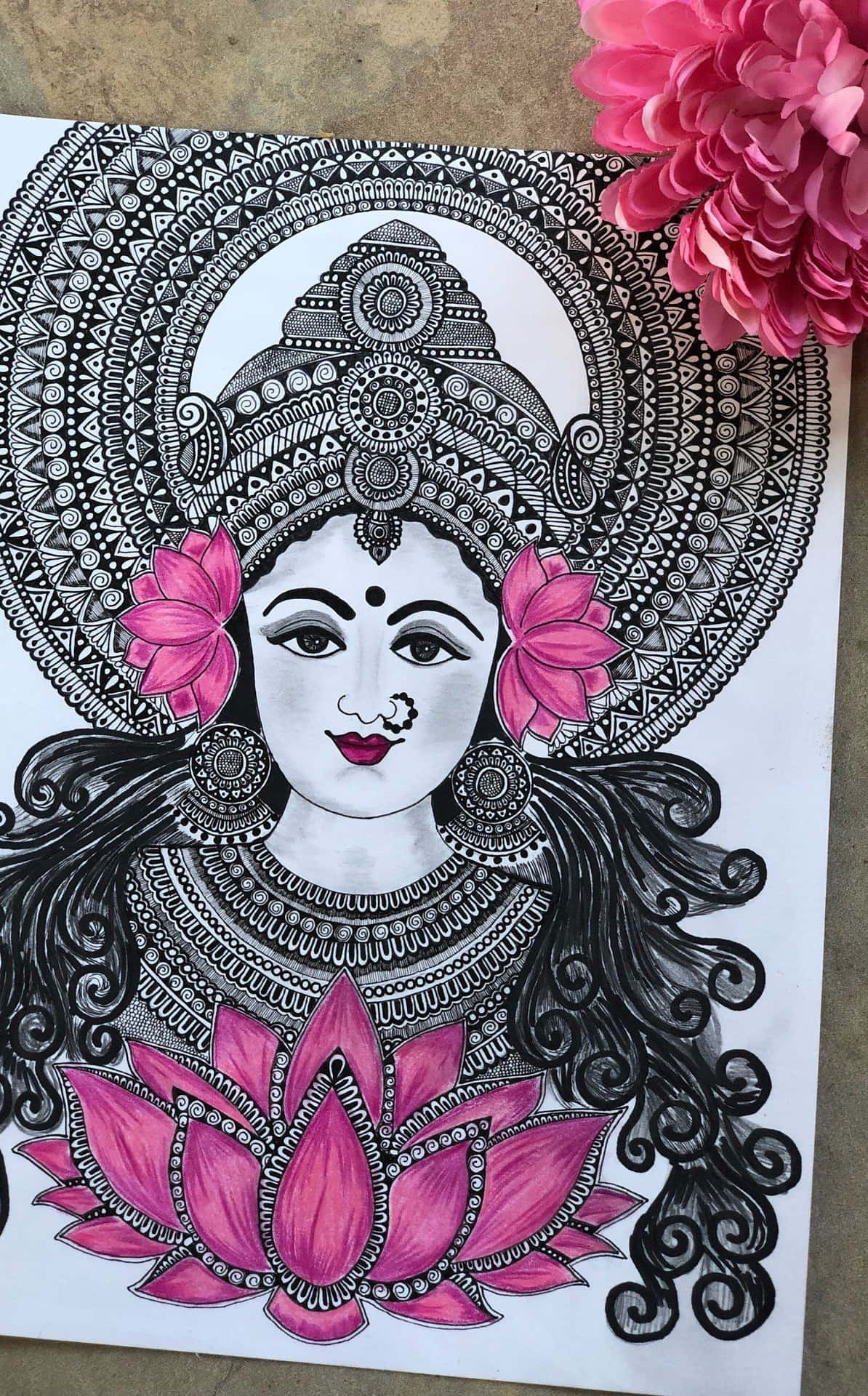 手繪插圖，描繪一位帶有粉紅蓮花和華麗圖案的神聖女性。 — 曼陀羅 GIF 壁紙