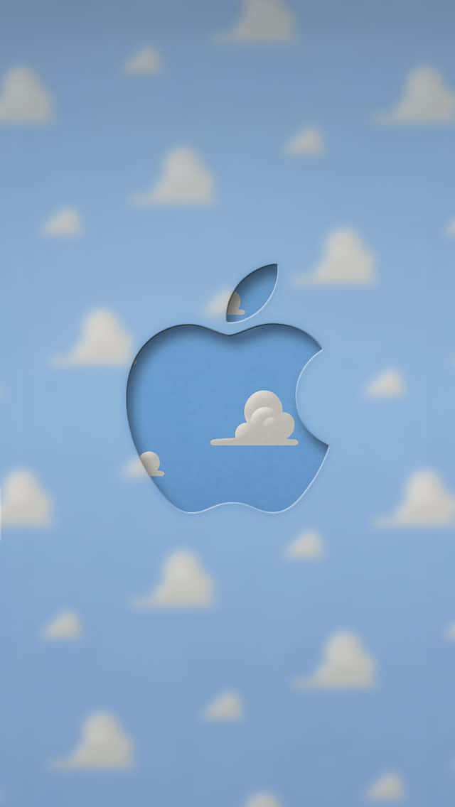 Toy Story Cloud 桌布 壁紙 — 紙剪裁的Apple標誌在柔和藍天背景下顯露出蓬鬆的雲朵。