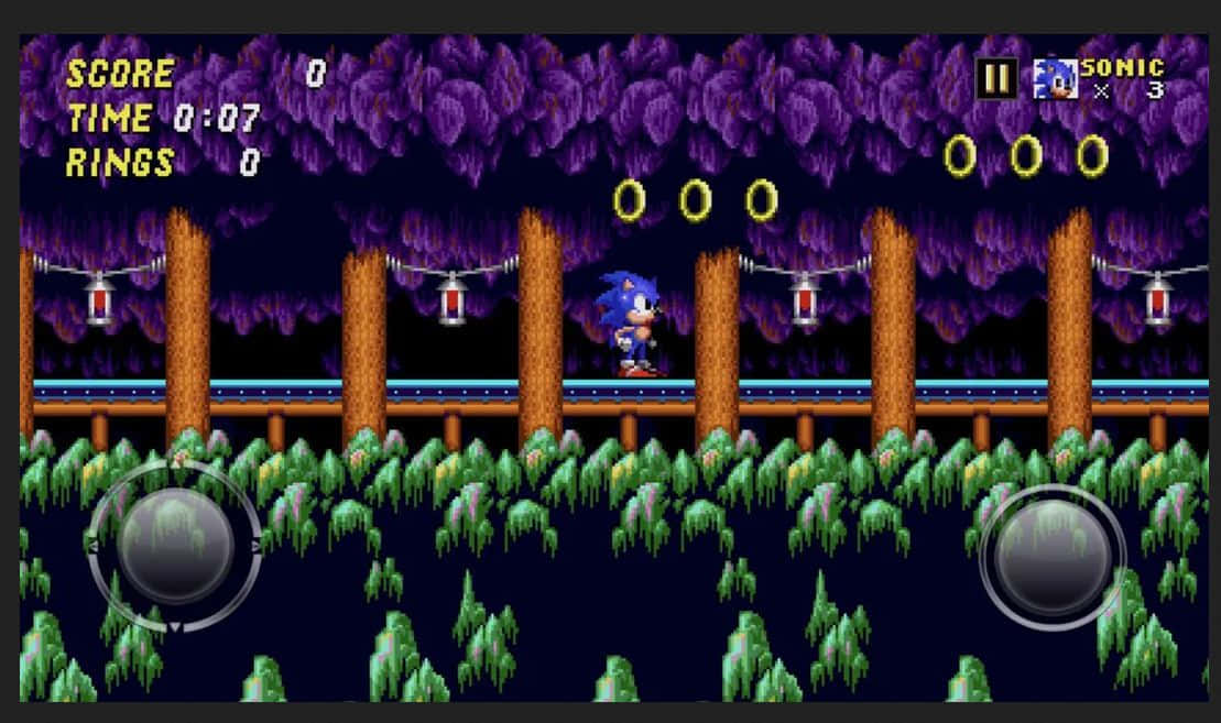 Sonic Mystic Cave Zone 桌布 壁紙 — 索尼克在一個像素風格的叢林關卡中，跑過一座掛著燈籠和紫色樹葉的木橋。