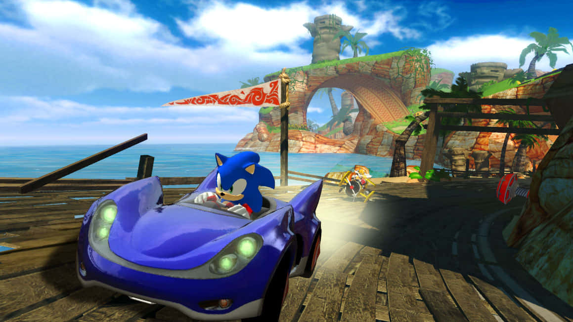 Sonic And All-stars Racing Transformed 桌布 壁紙 — 索尼克在木製碼頭上駕駛藍色跑車，背景有熱帶懸崖和海洋。