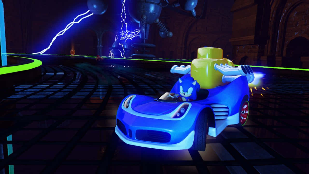 Sonic And All-stars Racing Transformed 桌布 壁紙 — 索尼克在發光的藍色賽車中，穿過霓虹燈照亮的未來賽道，背景有電光閃爍。