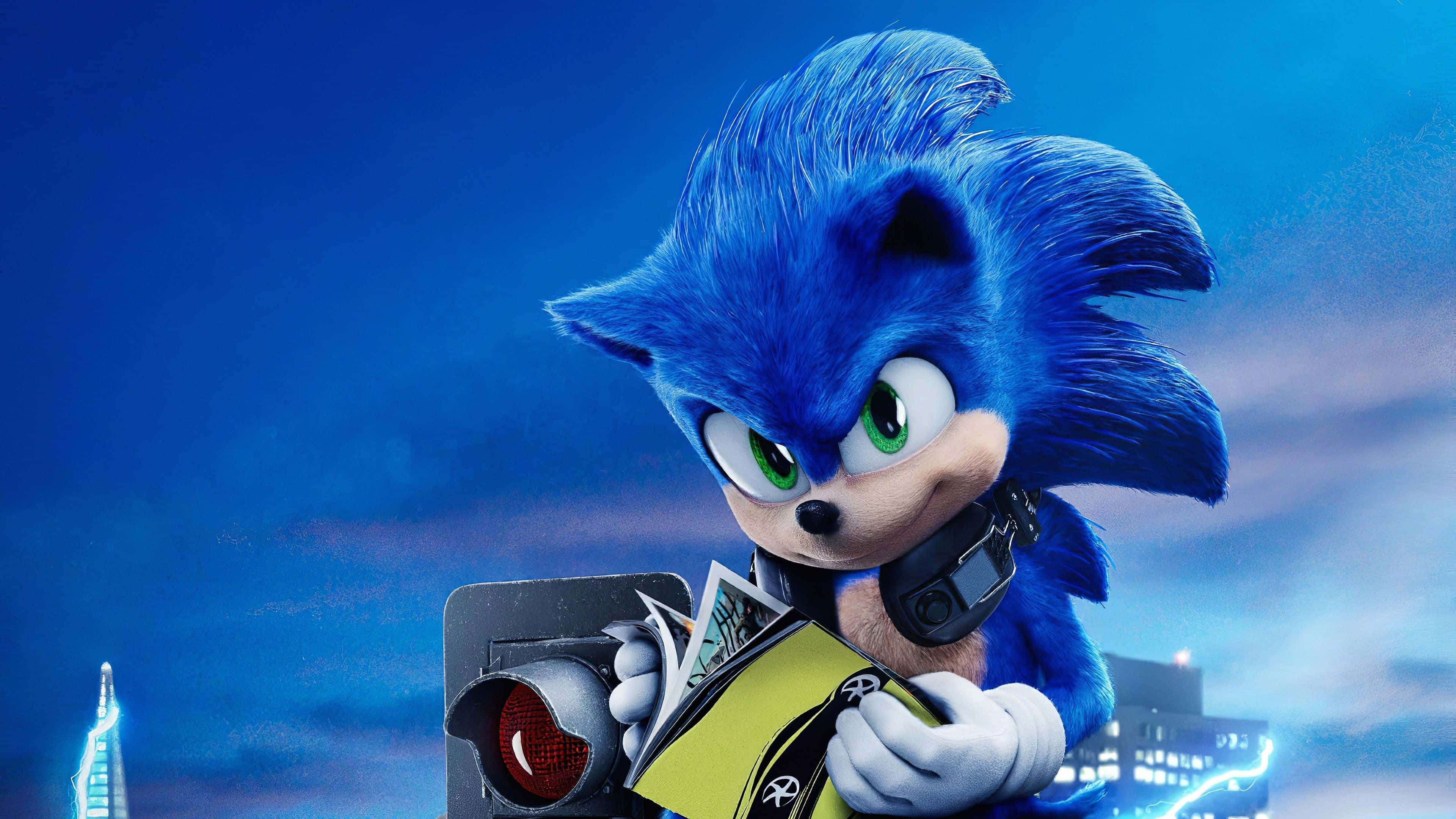Super Sonic 桌布 壁紙 — 索尼克在電影特寫中手持金錢和交通號誌，背景是夜間發光的城市天際線。
