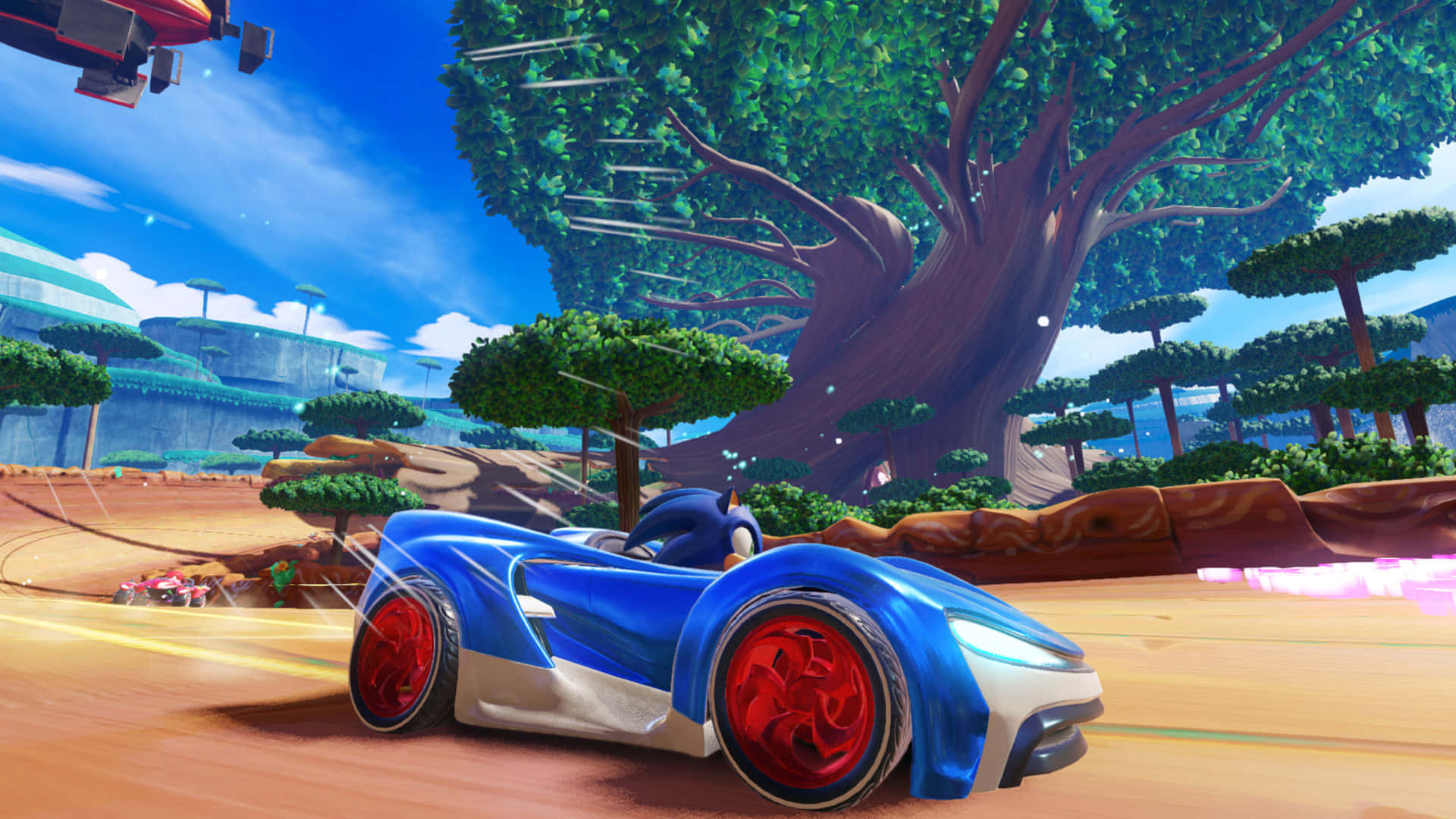 Sonic Battle Racers 桌布 壁紙 — 索尼克駕駛一輛藍紅相間的賽車，在充滿活力的叢林賽道上飛馳，賽道上有巨大的樹木和浮動平台，天空湛藍。