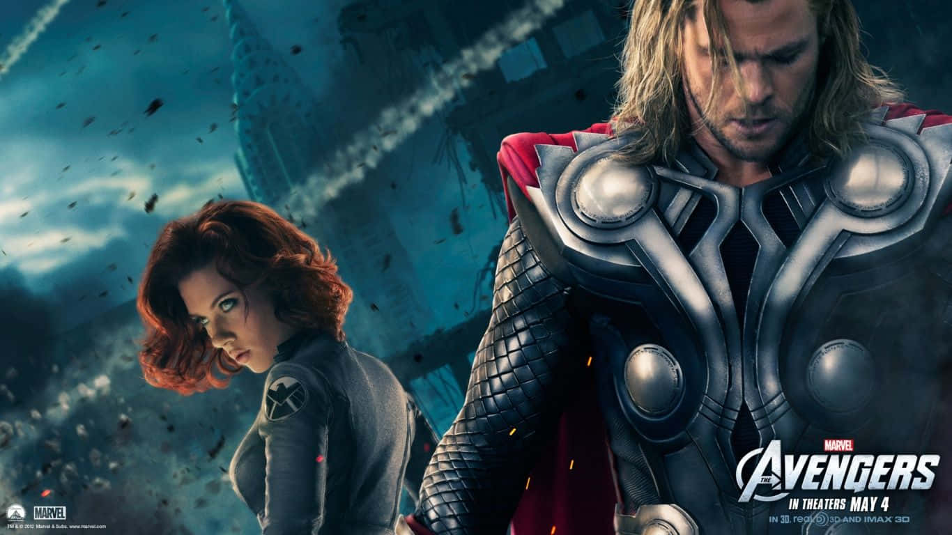 1366x768 Marvel 桌布 壁紙 — 索爾和黑寡婦站在破碎的城市景觀中，周圍是瓦礫和暴風雨的天空，處於電影般的戰鬥場景中。