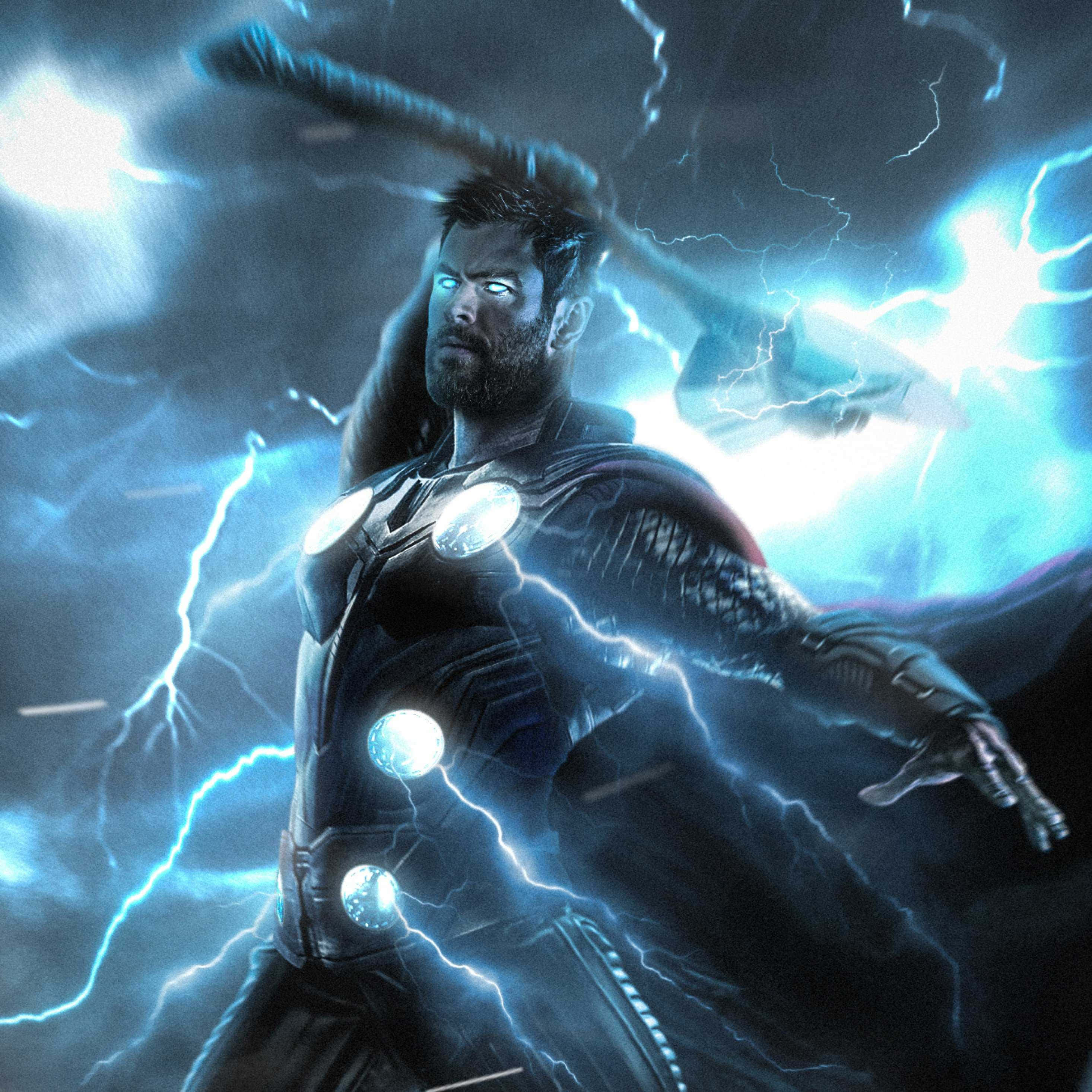 God Of Thunder 桌布 壁紙 — 索爾在劈啪作響的藍色閃電中揮舞著他的錘子，擺出一個戲劇性的電影姿勢。