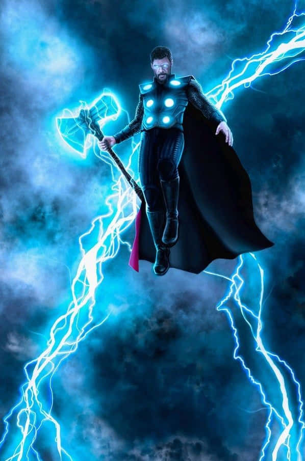 Blue Marvel 桌布 壁紙 — 索爾在暴風雨中翱翔，揮舞著發光的錘子，閃電在他周圍噼啪作響，擺出電影般的超級英雄姿勢。