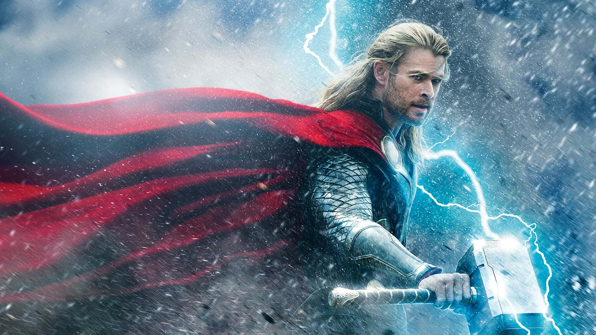 God Of Thunder 桌布 壁紙 — 索爾在暴風雨的天空下揮舞著發光的錘子，紅色斗篷戲劇性地飄揚。