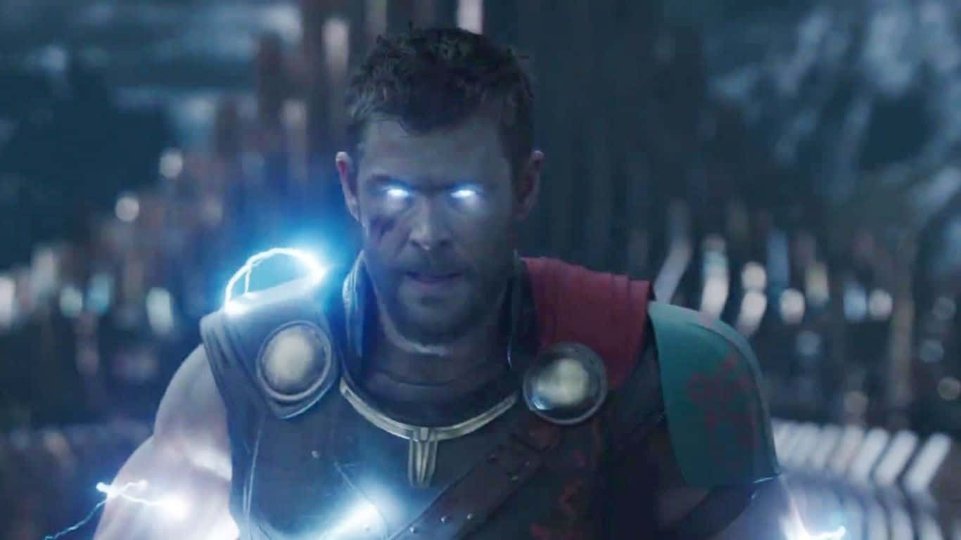 1366x768 Marvel 桌布 壁紙 — 索爾在模糊的戰鬥背景下，身穿暗色盔甲，散發著電能光芒。