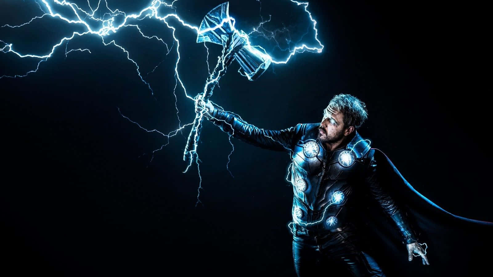 thunder 桌布 壁紙 — 索爾揮舞著發光的錘子，閃電在他周圍劈啪作響，背景是黑暗虛空。