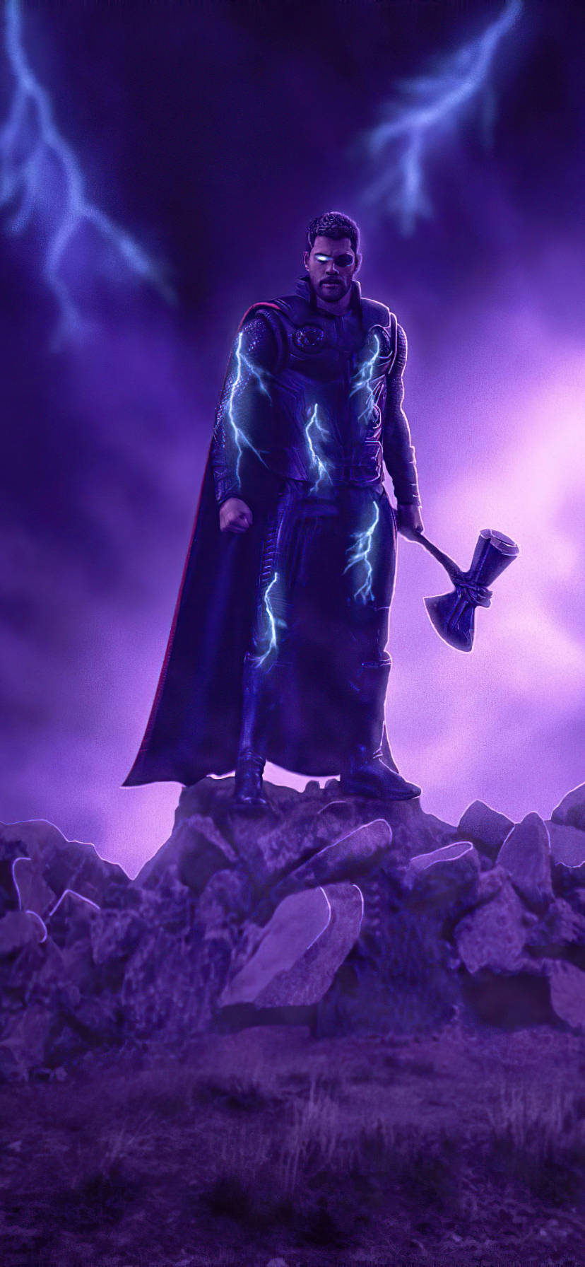 marvel iPhone xr 桌布 壁紙 — 索爾站在岩石山峰上揮舞著他的錘子，閃電在他周圍噼啪作響，背景是暴風雨般的紫色天空。
