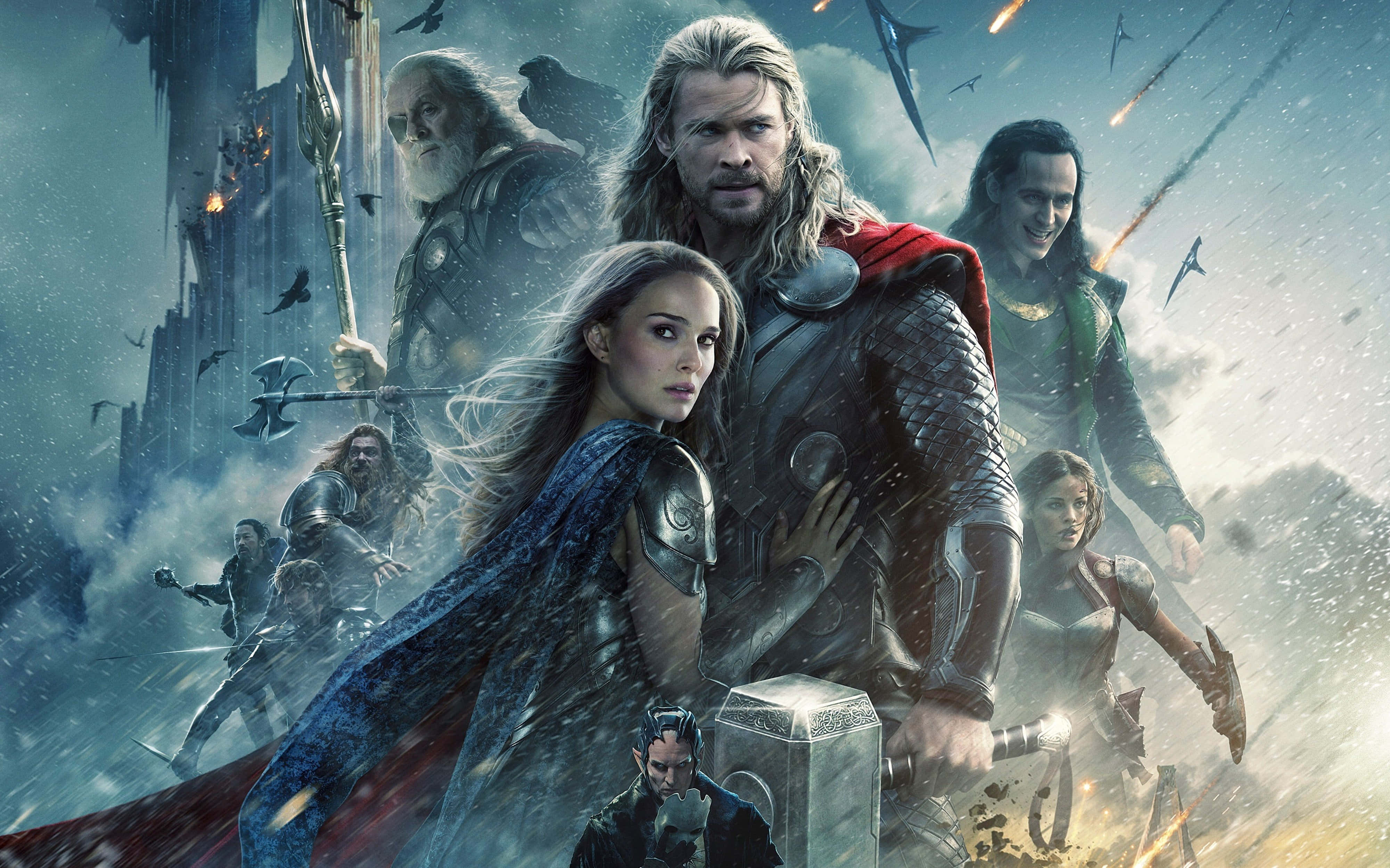 Norse Mythology 桌布 壁紙 — 索爾與盟友在風暴天空和崩塌的阿斯加德廢墟中英勇站立，戰鬥在他們周圍激烈進行。