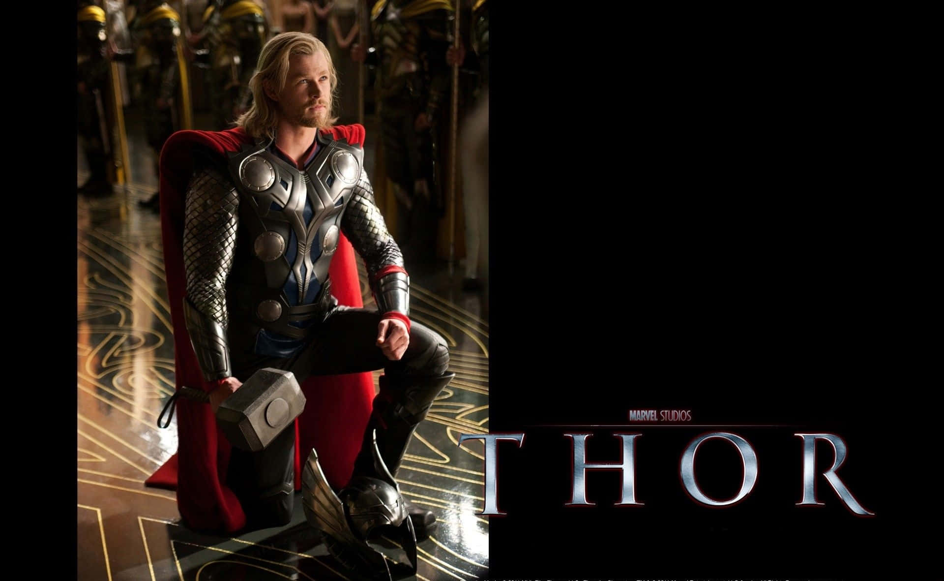 Marvel Movie 桌布 壁紙 — 索爾身穿華麗盔甲，跪在金色圖案地板上，手持錘子，背景黑暗，並有電影標題。