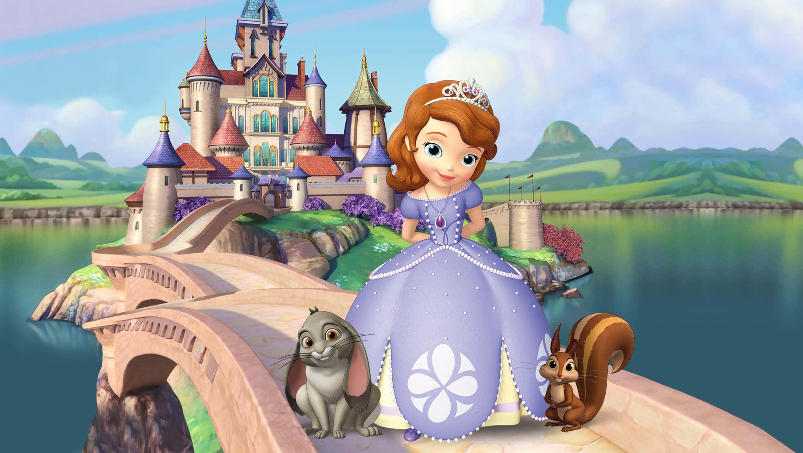 Sofia The First 桌布 壁紙 — 索菲亞公主穿著紫色長裙，與兔子和松鼠站在石橋上，旁邊是城堡和湖泊，天空晴朗。