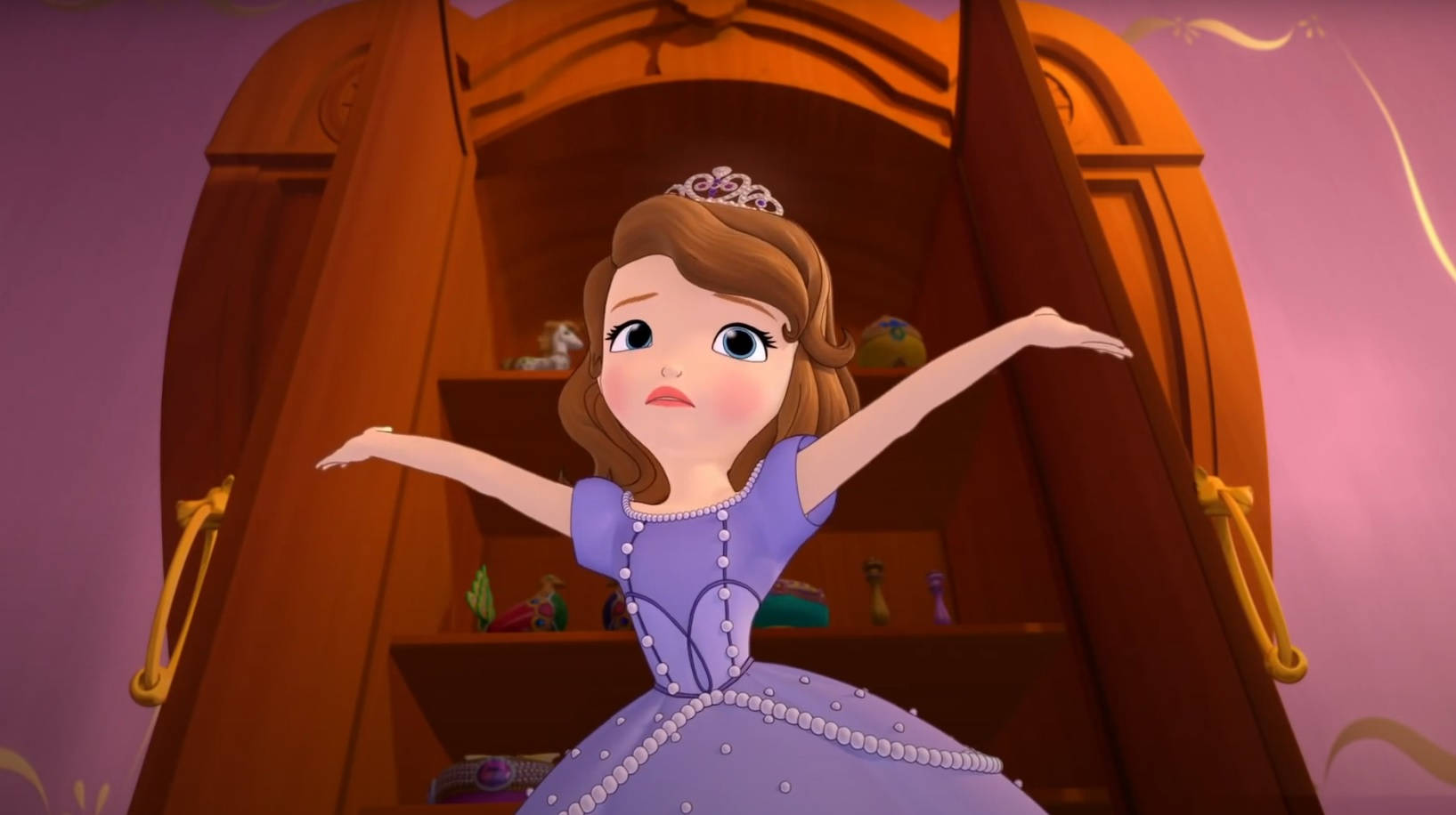 Princess 桌布 壁紙 — 索菲亞公主身穿紫色長裙，在溫暖的房間裡張開雙臂站在一個打開的木製衣櫃前。