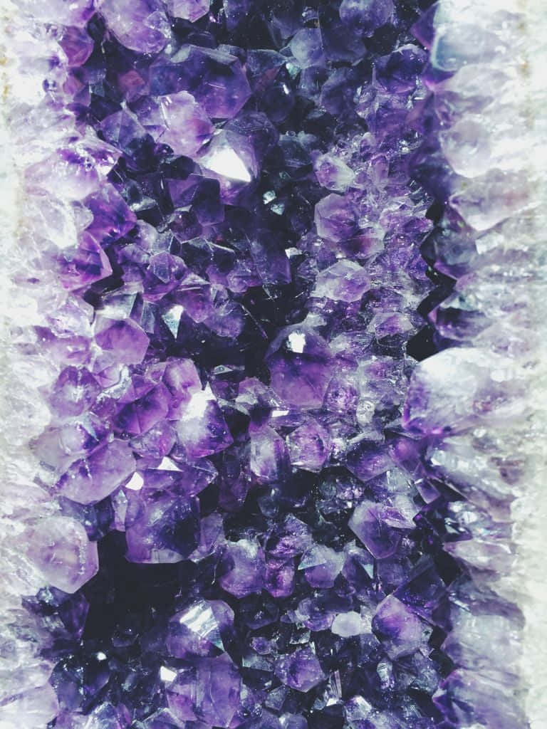 Amethyst 桌布 壁紙 — 紫水晶晶洞的近距離特寫，深紫色晶體在柔和光線下閃耀。