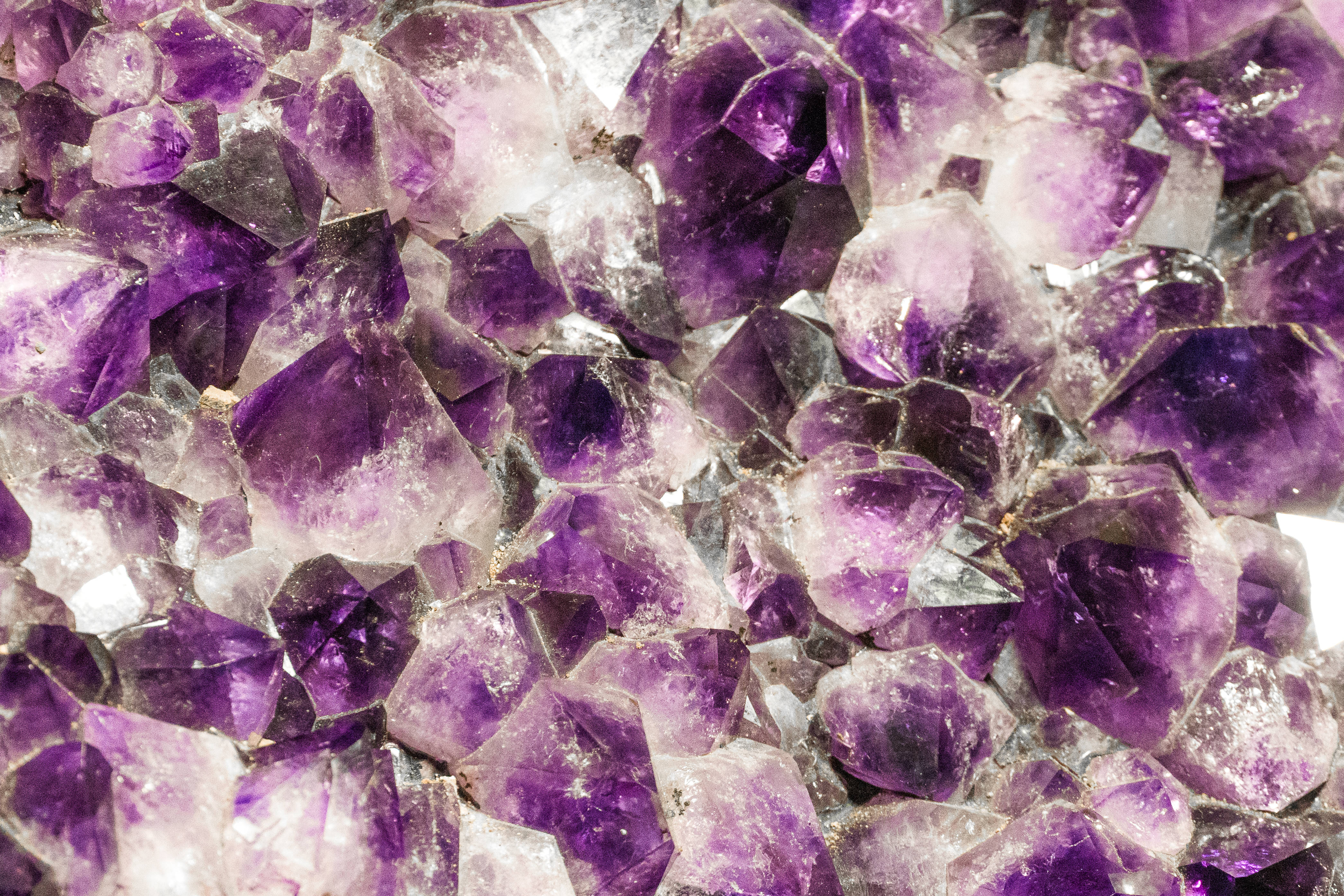 Purple Crystal 桌布 壁紙 — 紫水晶晶體的近距離特寫，深紫色和透明的切面捕捉光線，閃閃發光。