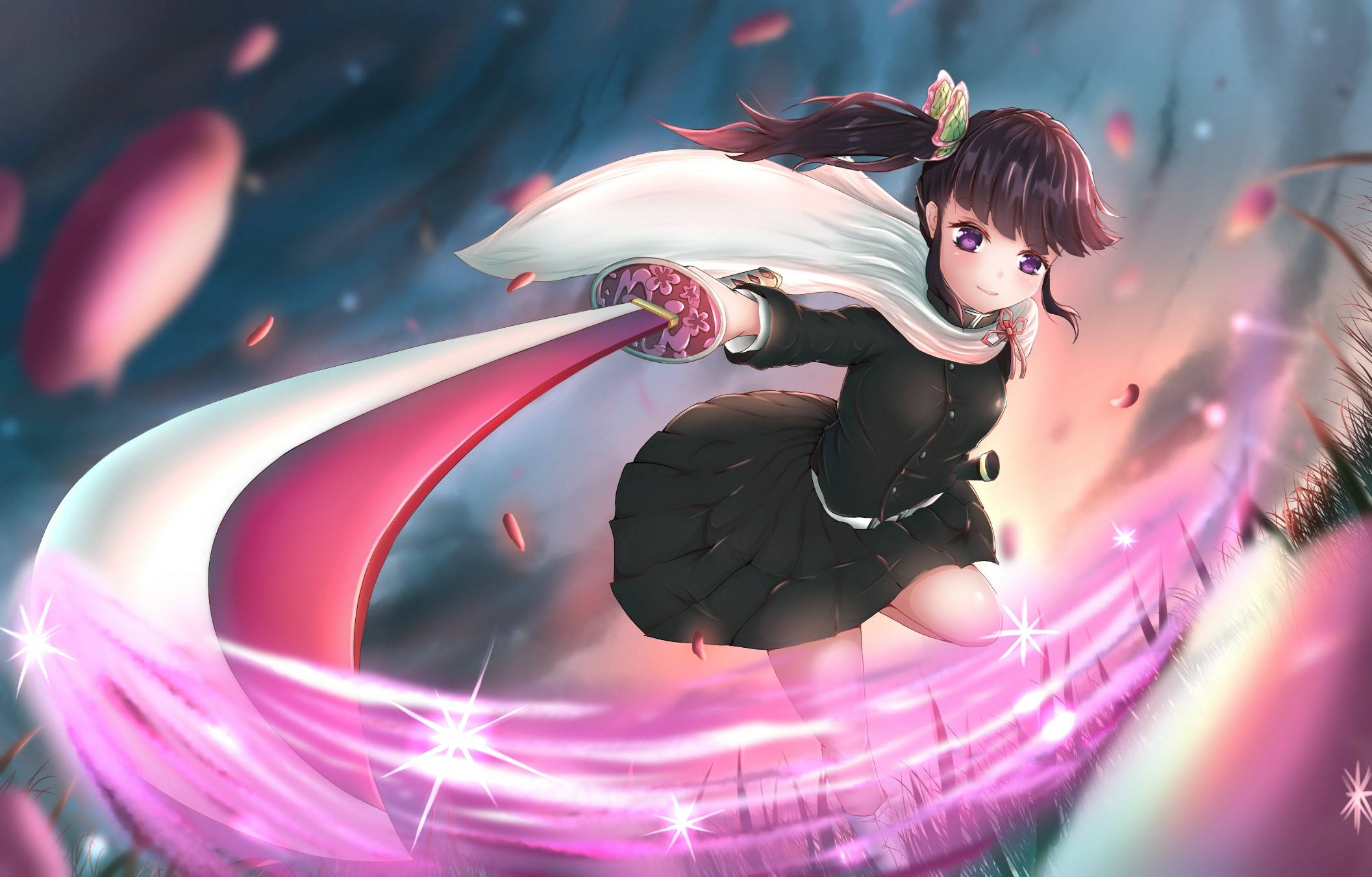鬼滅之刃 桌布 壁紙 — 紫眼動漫少女在魔法黃昏中揮舞發光粉紅劍穿過飄落的櫻花。