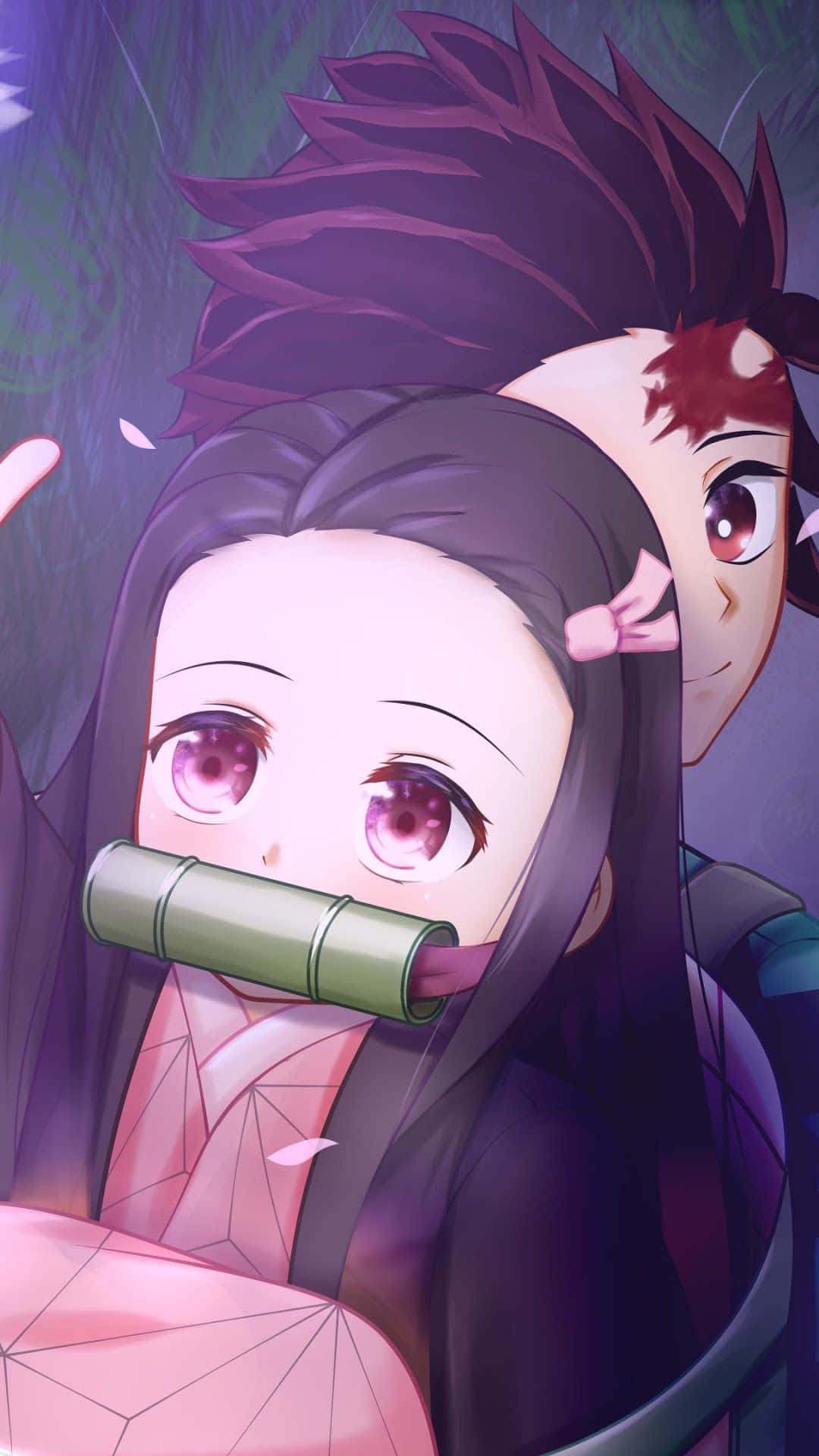 禰豆子 桌布 壁紙 — 紫眼動漫少女戴著竹製口塞，身穿粉紅和服，男孩在霧氣森林中從她肩後窺視。