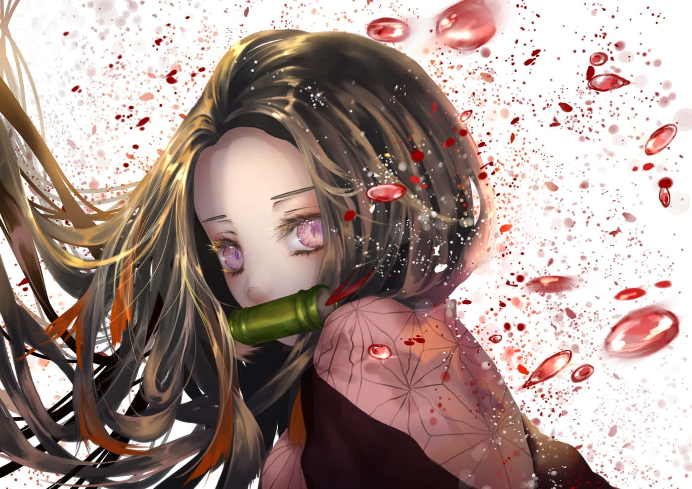 禰豆子 桌布 壁紙 — 紫眼棕髮飄逸的動漫女孩，在白色背景前拿著一個綠色瓶子，紅色液體在她周圍飛濺。
