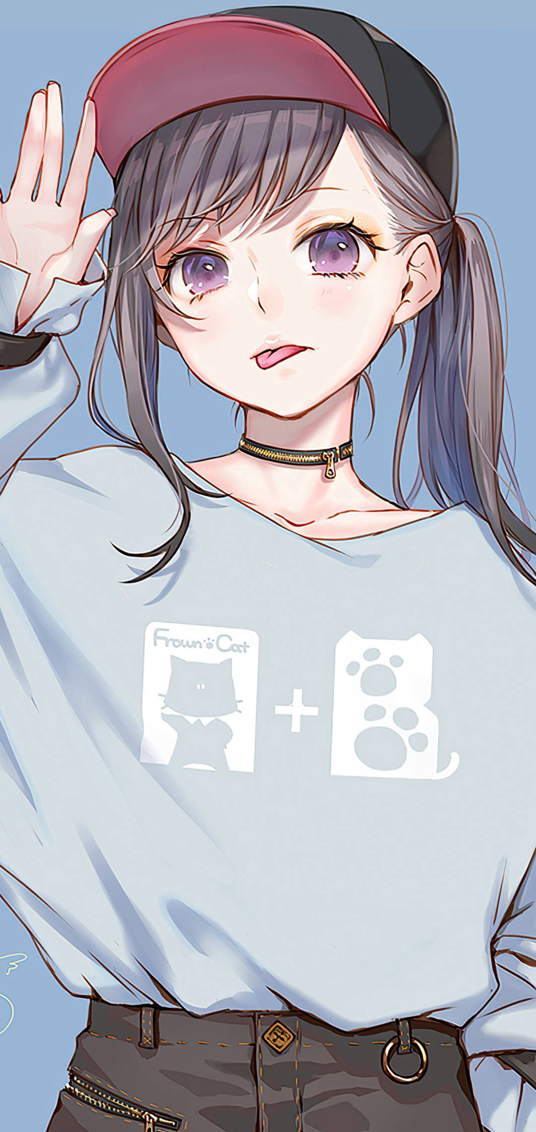 動漫女孩 桌布 壁紙 — 紫眼灰髮的動漫女孩戴著帽子和貓咪主題襯衫，開心地揮手。