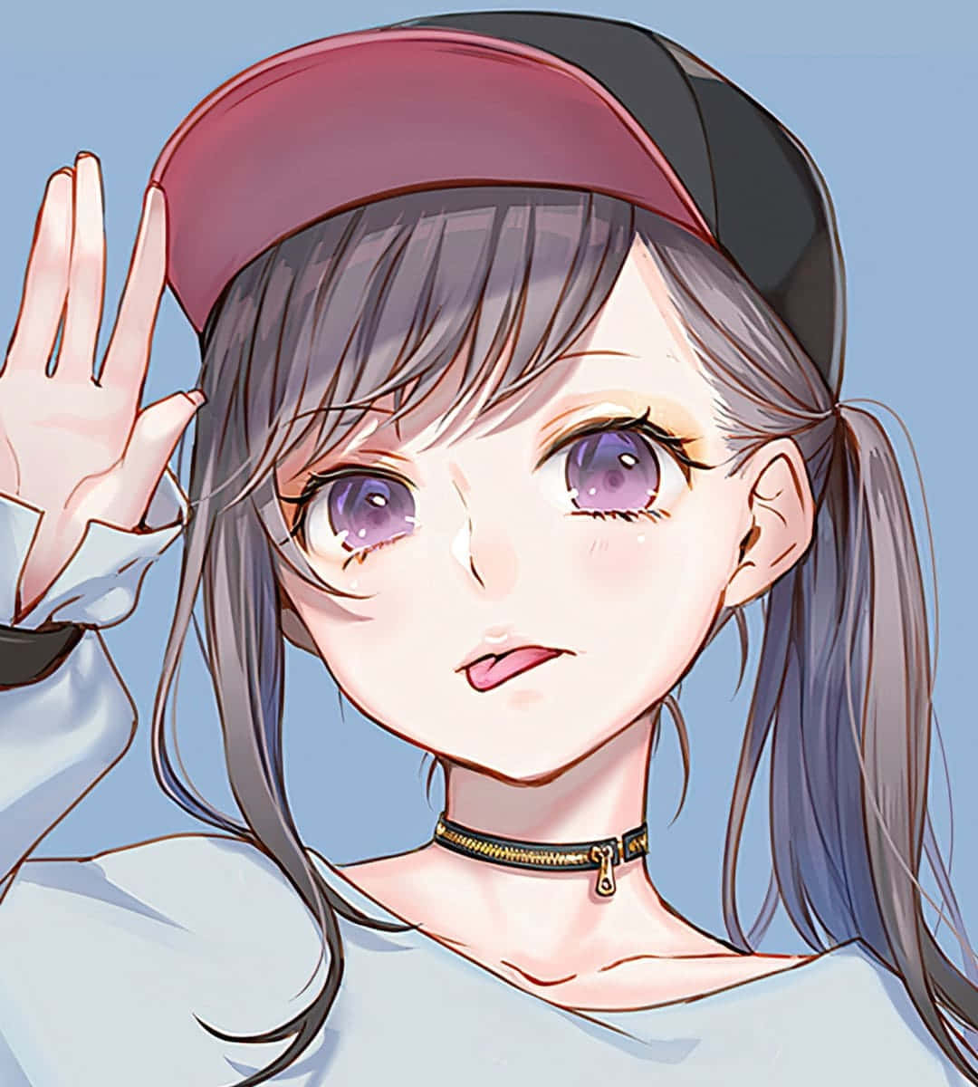 動漫 桌布 壁紙 — 紫眼灰髮的動漫女孩戴著紅黑帽子和拉鍊頸圈，開心地揮手。