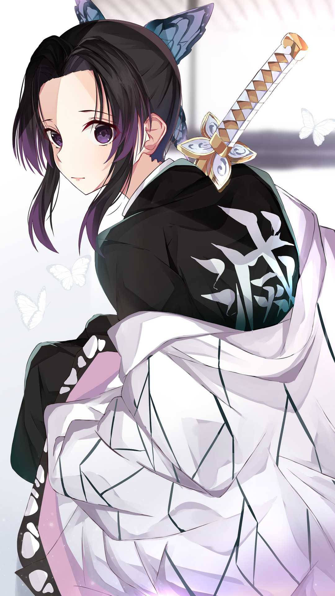 kanae kocho 桌布 壁紙 — 紫眼蝴蝶髮夾的動漫女孩，身穿黑色和服，背負劍，被白色蝴蝶環繞。