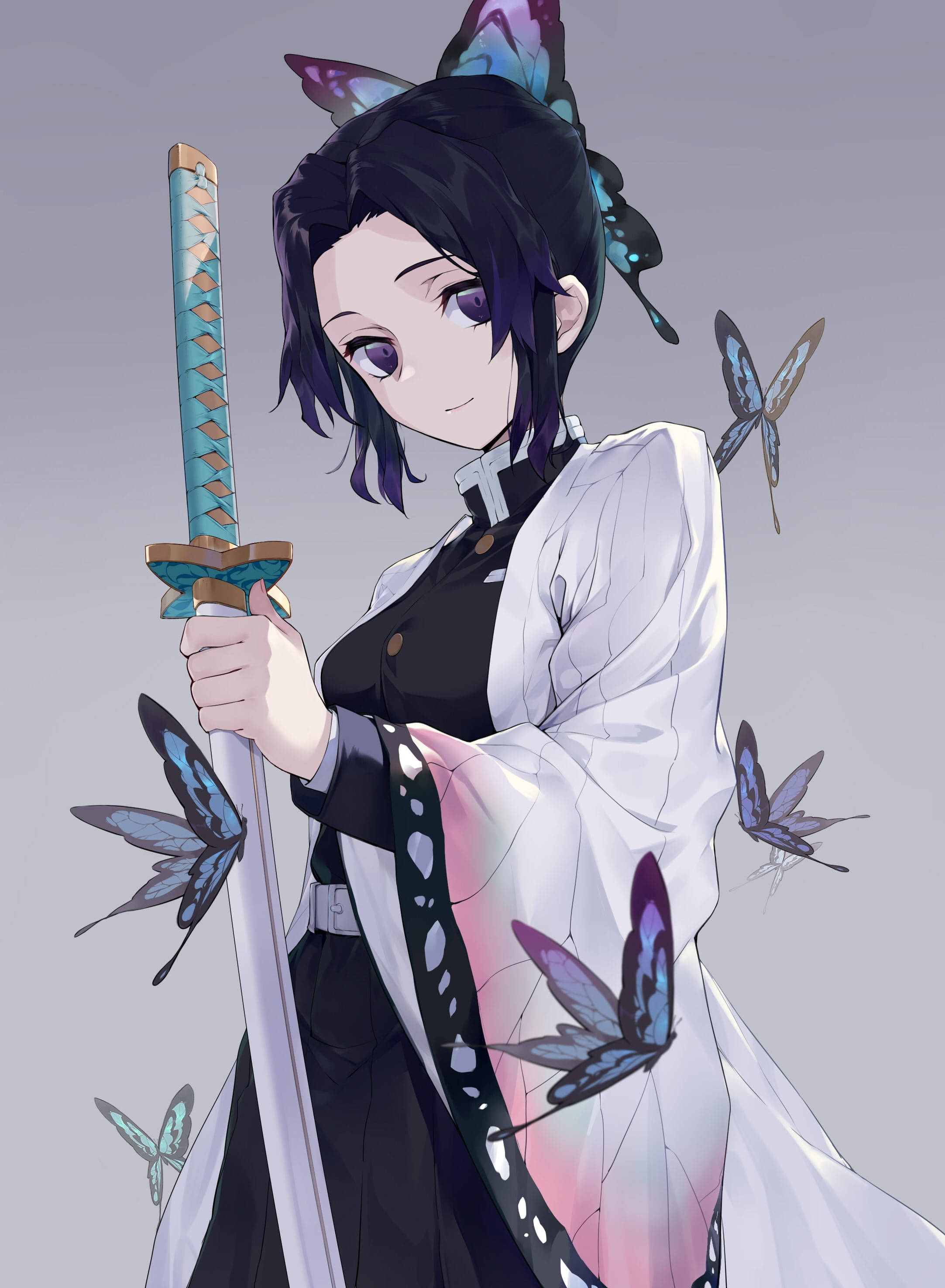 Shinobu Kocho 桌布 壁紙 — 紫眼蝴蝶髮飾動漫女孩在灰色背景前被藍色蝴蝶環繞，手持劍。