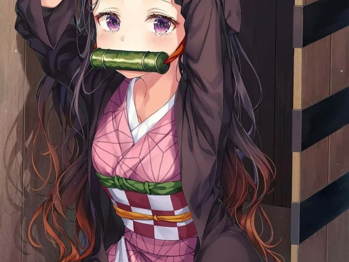 動漫 桌布 壁紙 — 紫眼長黑發動漫少女穿著粉紅和服，戴著竹製口塞，背靠木牆。