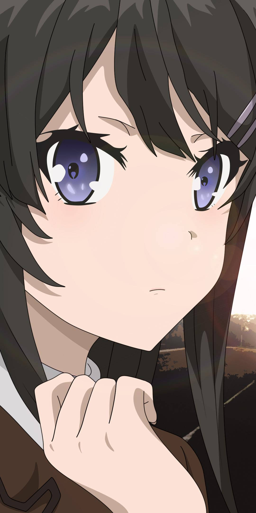 HD anime phone 桌布 壁紙 — 紫眼黑髮動漫少女的特寫，手靠近下巴，若有所思地看著觀眾。
