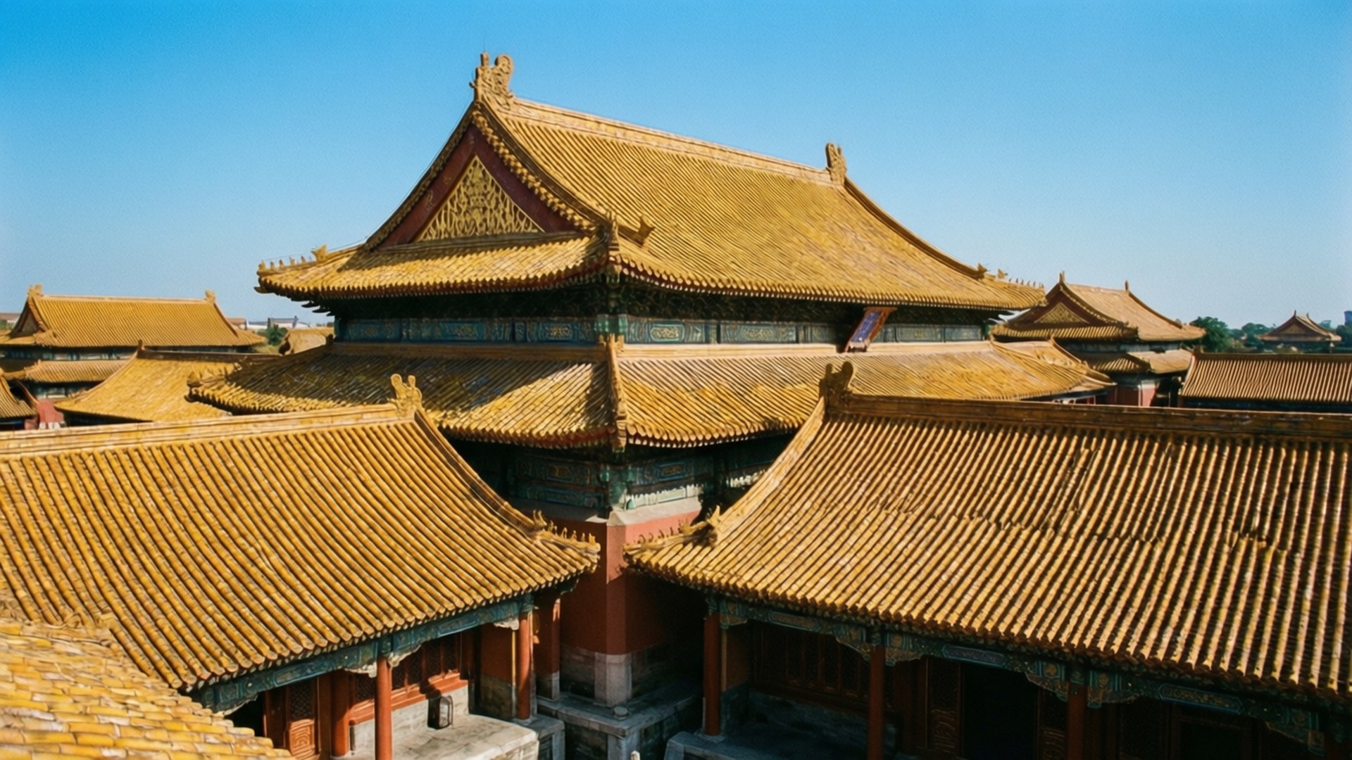 紫禁城宏偉 壁紙 — 晴朗藍天下，中國古代皇宮建築的金色瓦片屋頂。