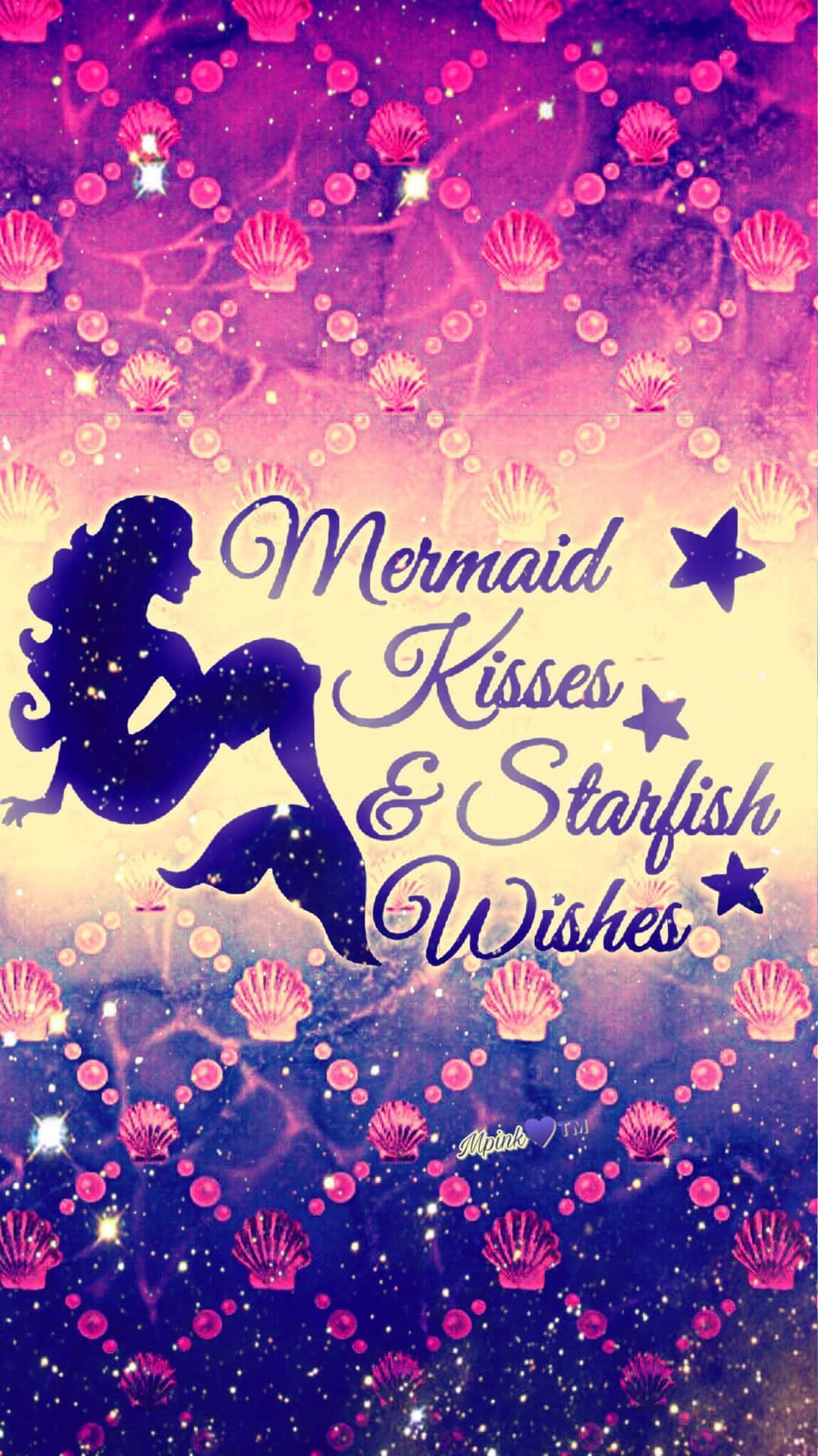  壁紙 — 紫粉漸層桌布，以發光貝殼和星星圍繞美人魚剪影，並帶有文字 Mermaid Kisses & Starfish Wishes。