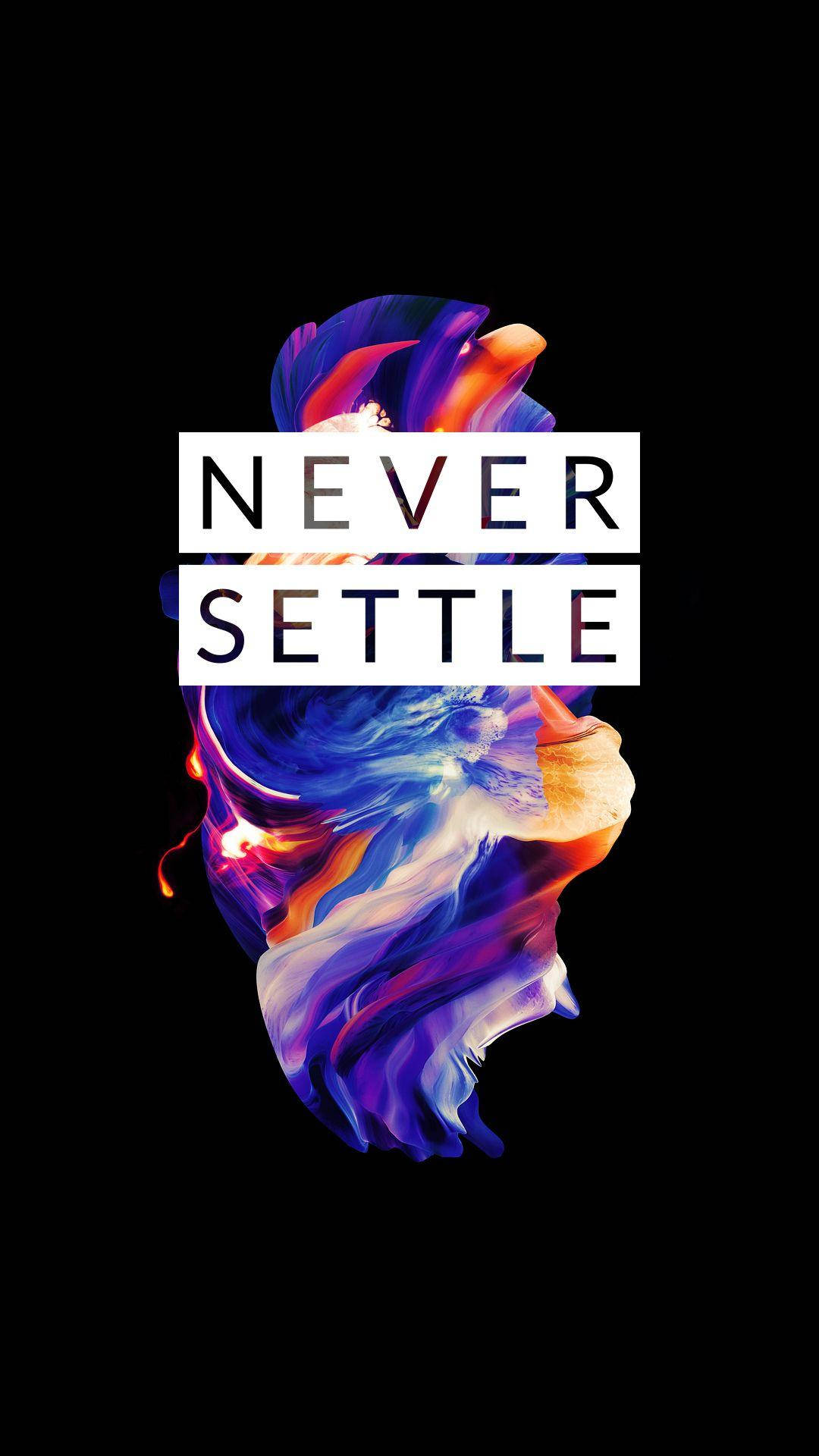 黑色背景上粗體白色文字「never settle」後面的抽象彩色漩渦 — 勵志動圖 壁紙