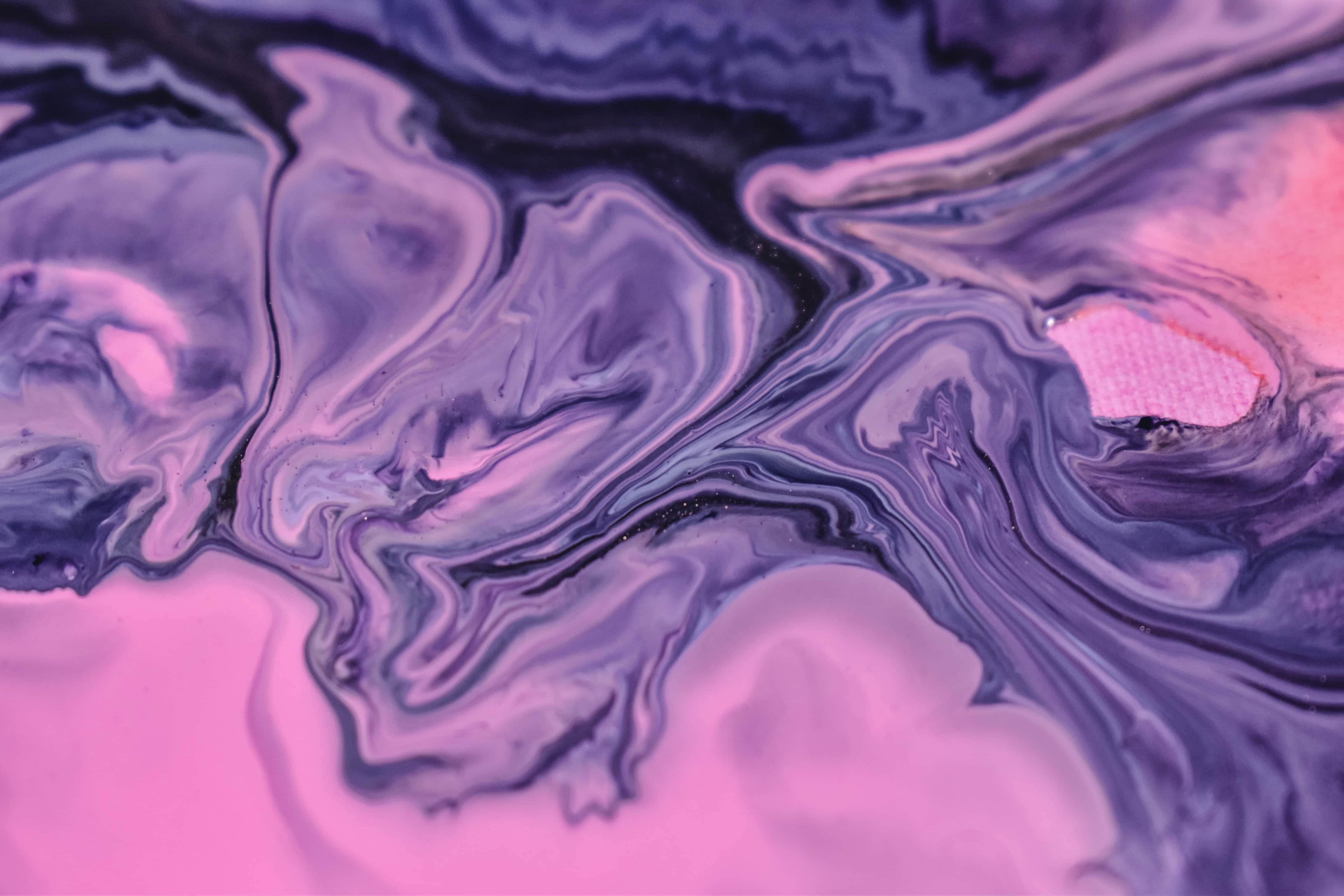 Purple Marble 桌布 壁紙 — 紫色、粉紅色和黑色液體顏料形成充滿活力的漩渦抽象圖案，創造出流暢的有機形狀。