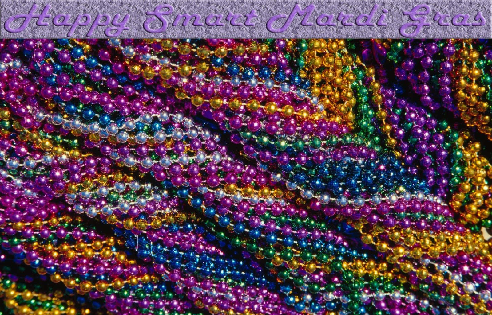 Mardi Gras 桌布 壁紙 — 紫色、綠色、金色和銀色的狂歡節珠子在明亮光線下閃耀，形成充滿活力的纏結。