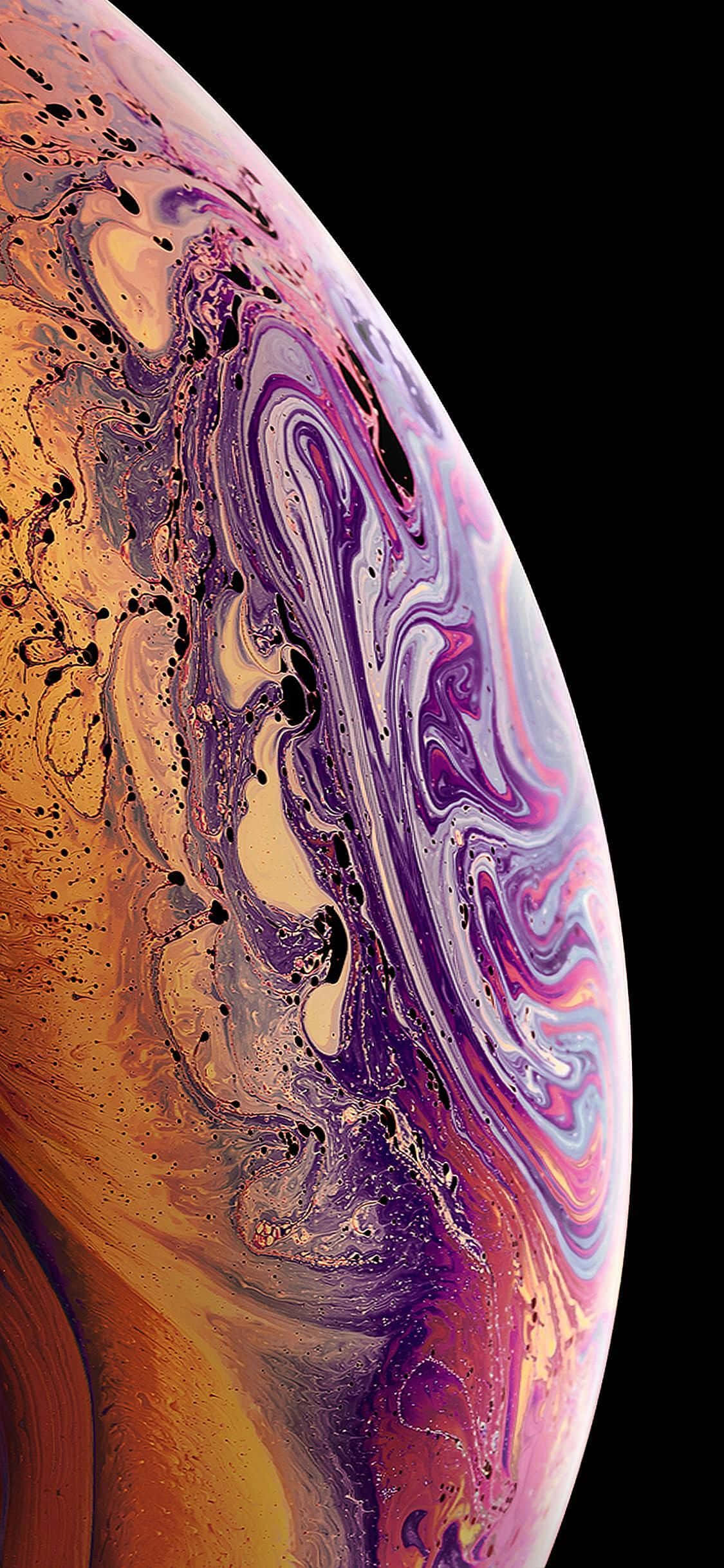 Apple iPhone Xs Max 桌布 壁紙 — 紫色、金色和黑色的漩渦抽象圖案在黑暗虛空中流過彎曲的光滑表面。