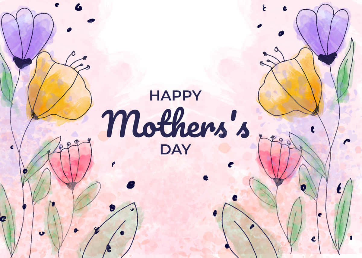 Mothers Day 桌布 壁紙 — 紫色、黃色和粉紅色的水彩花朵圍繞著 'Happy Mother's Day' 的祝福語，背景是柔和的粉紅色紋理。