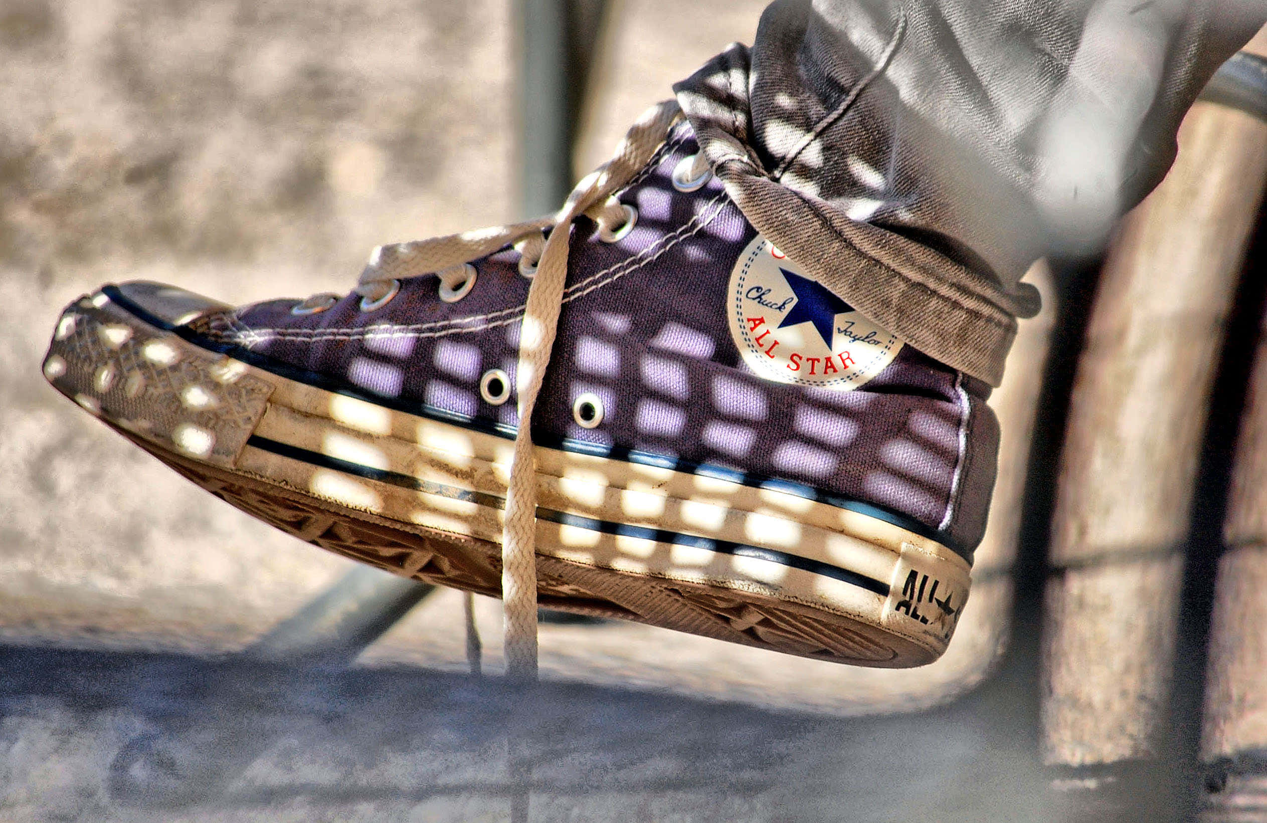 Footwear Design 桌布 壁紙 — 紫色Converse運動鞋的特寫，帶有幾何圖案和光線反射，搭配捲起牛仔褲穿著。