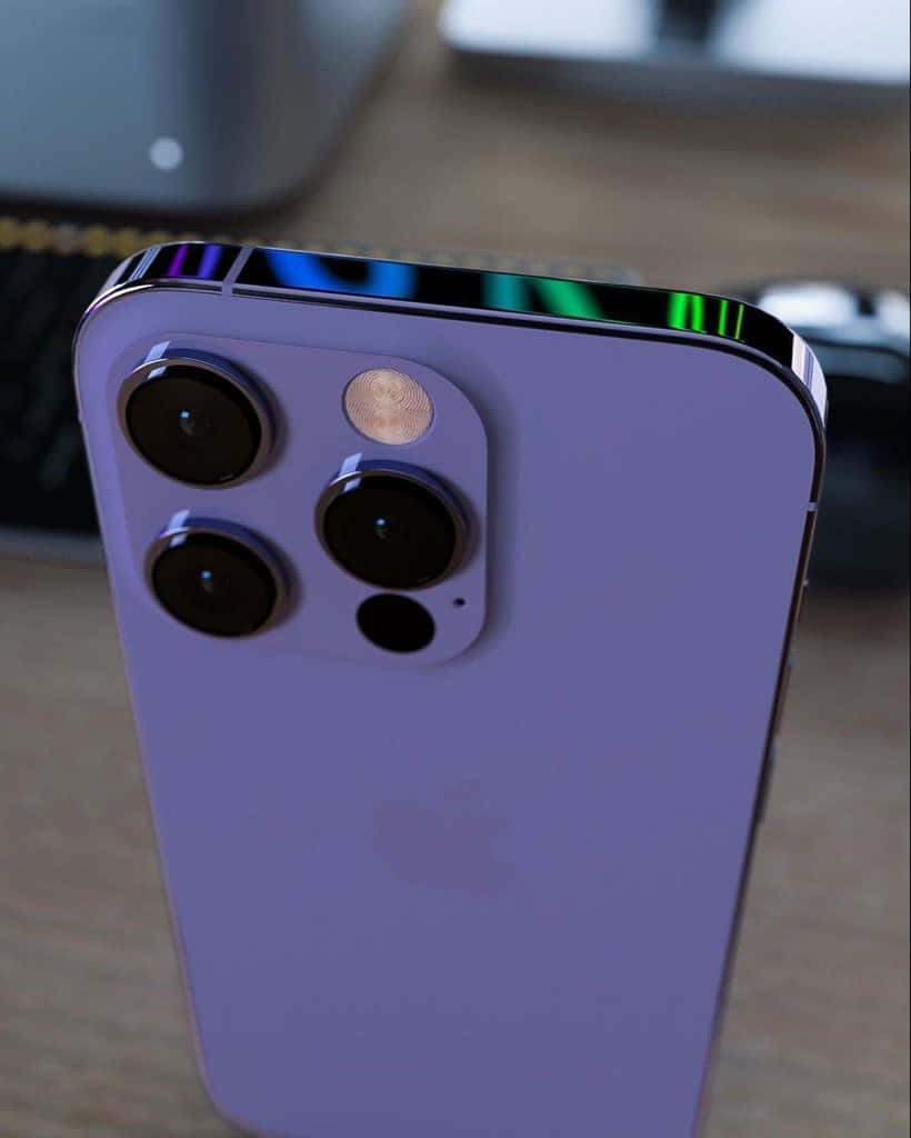 iPhone 桌布 壁紙 — 紫色iPhone的特寫，帶有彩虹色邊緣，放在木桌上靠近鍵盤。