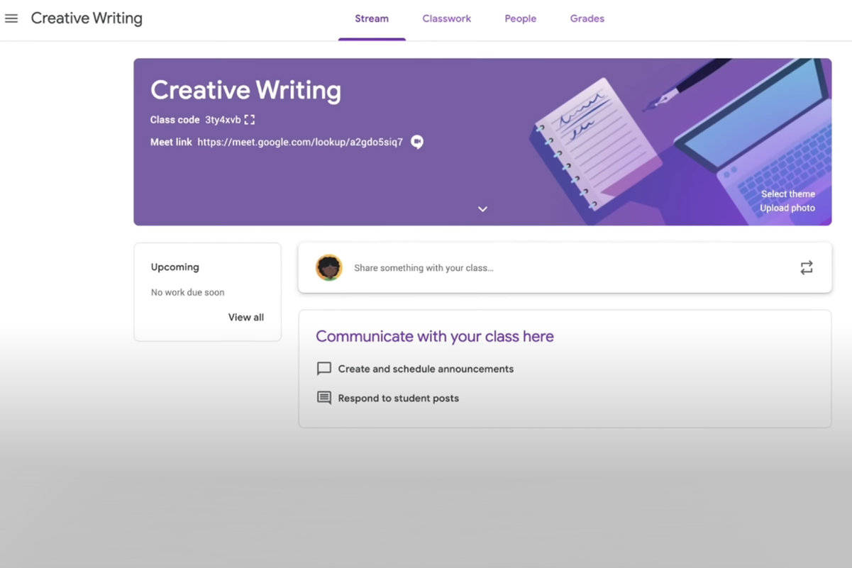  壁紙 — 紫色主題的 Google Classroom 介面，用於創意寫作課，附有筆記型電腦和筆的插圖。